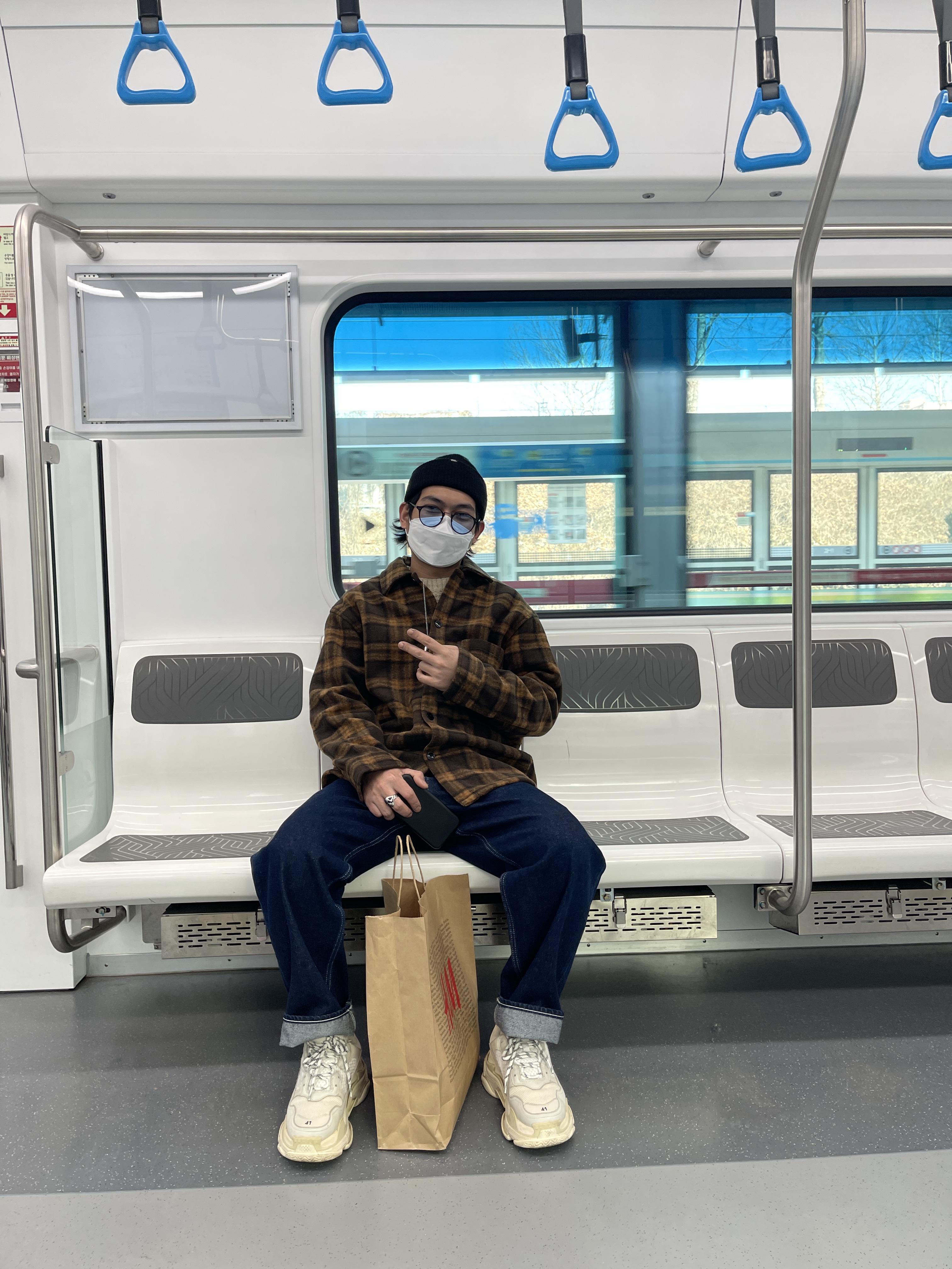 Balenciaga Triple S Clear Sole White 2019 착용 스타일 - 2