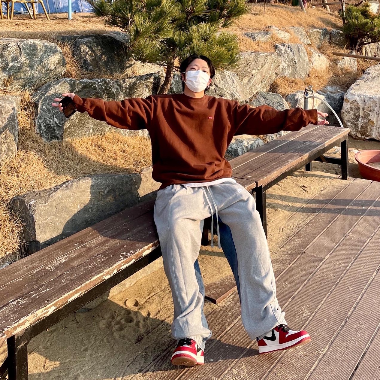 Supreme Small Box Crewneck Dark Brown - 22FW, Jordan 1 Retro High OG Chicago 2022 착용 스타일 - 1