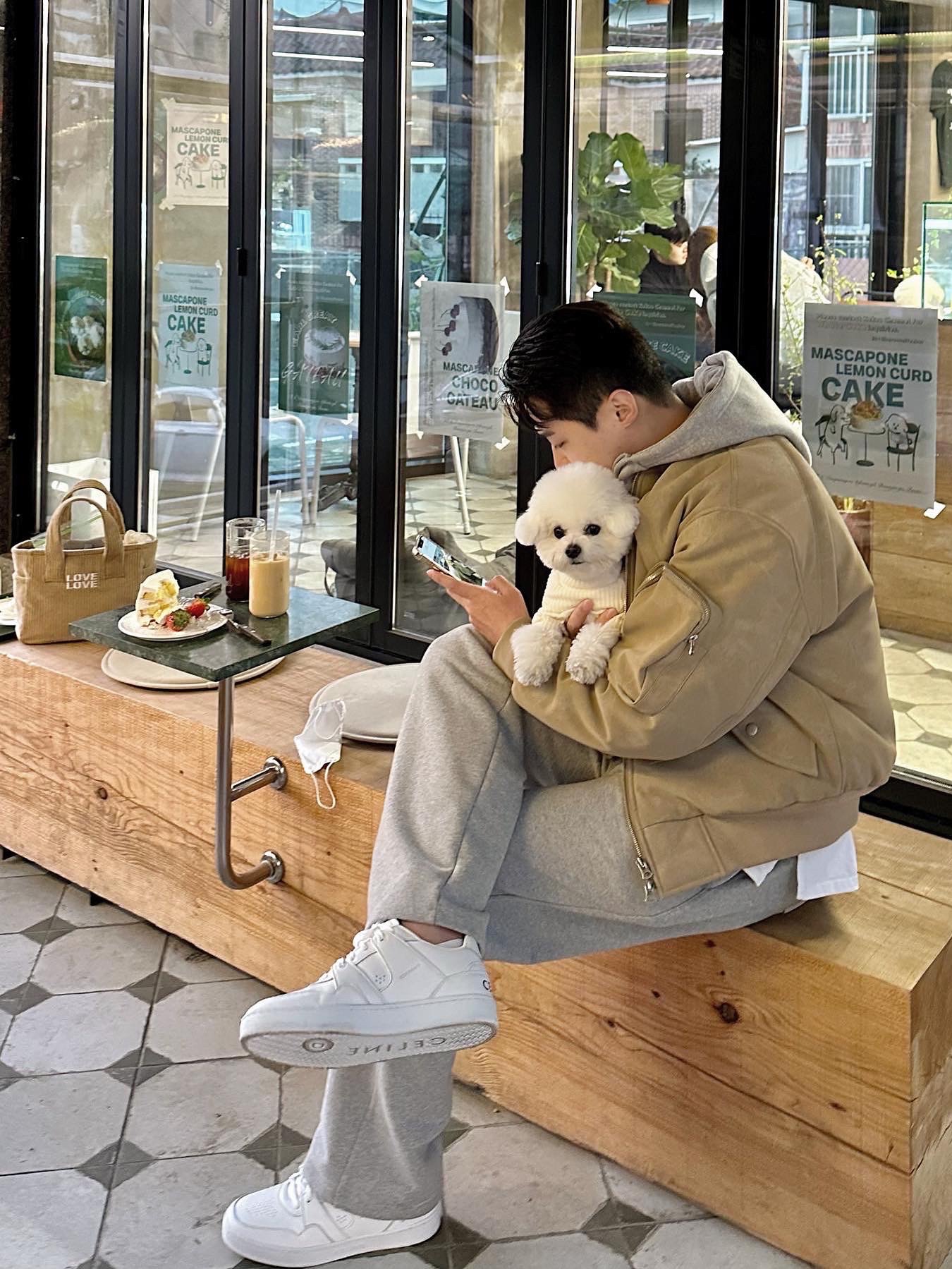 Celine CT-04 Trainer Low Lace-Up Sneakers in Calfskin Optic White 착용 스타일 - 2