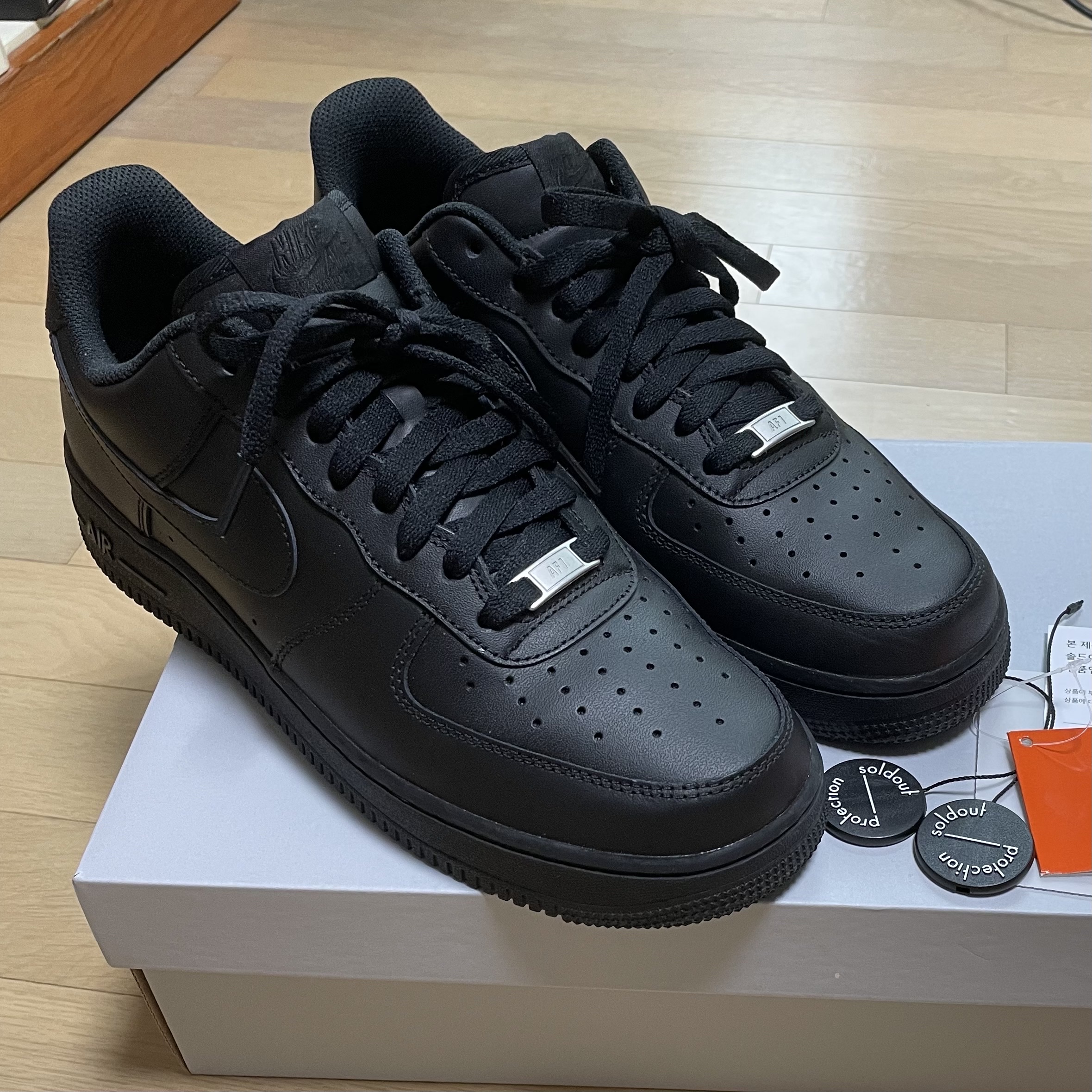 Nike Air Force 1 '07 Low Triple Black 착용 스타일