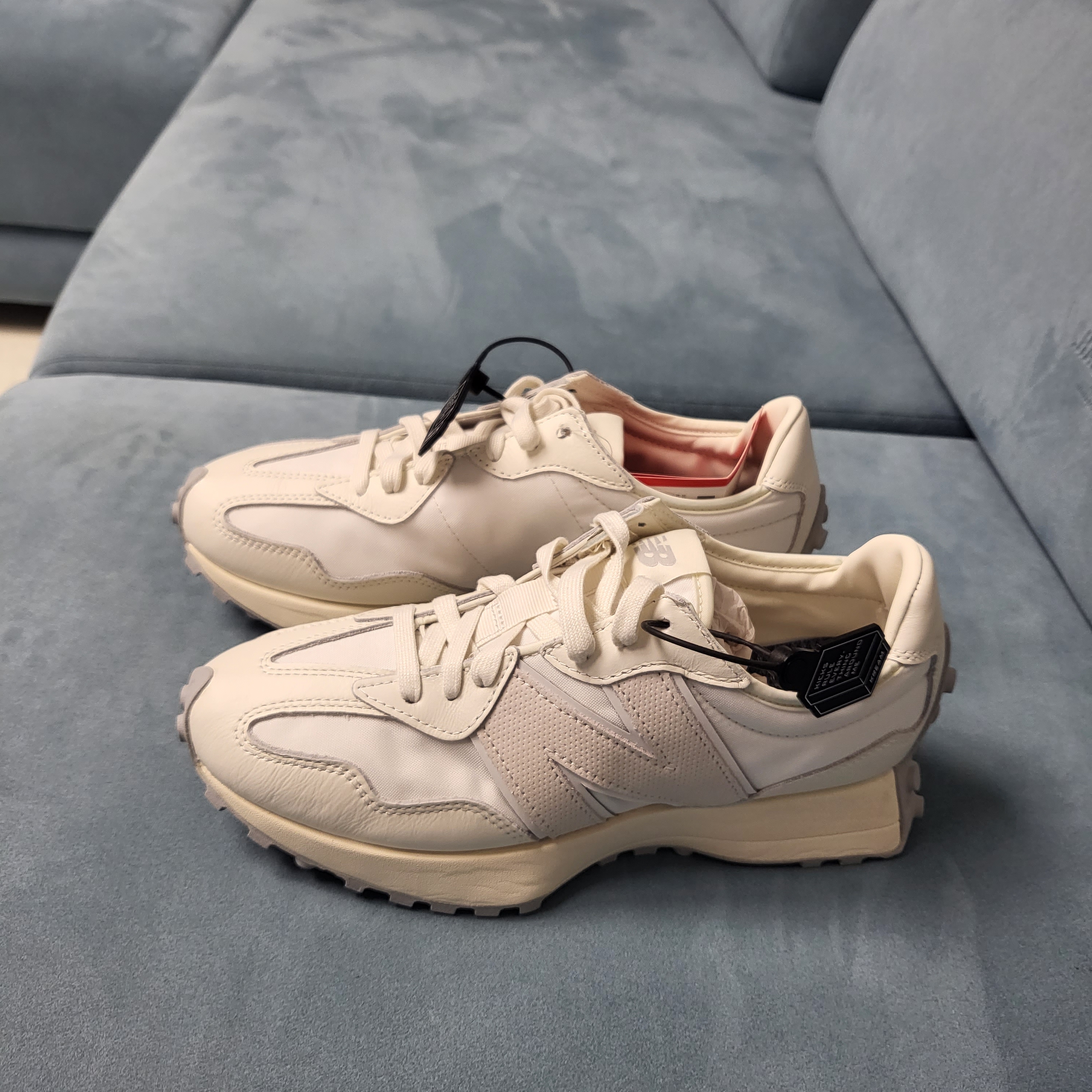 New Balance 327 Shifted White Pack 착용 스타일