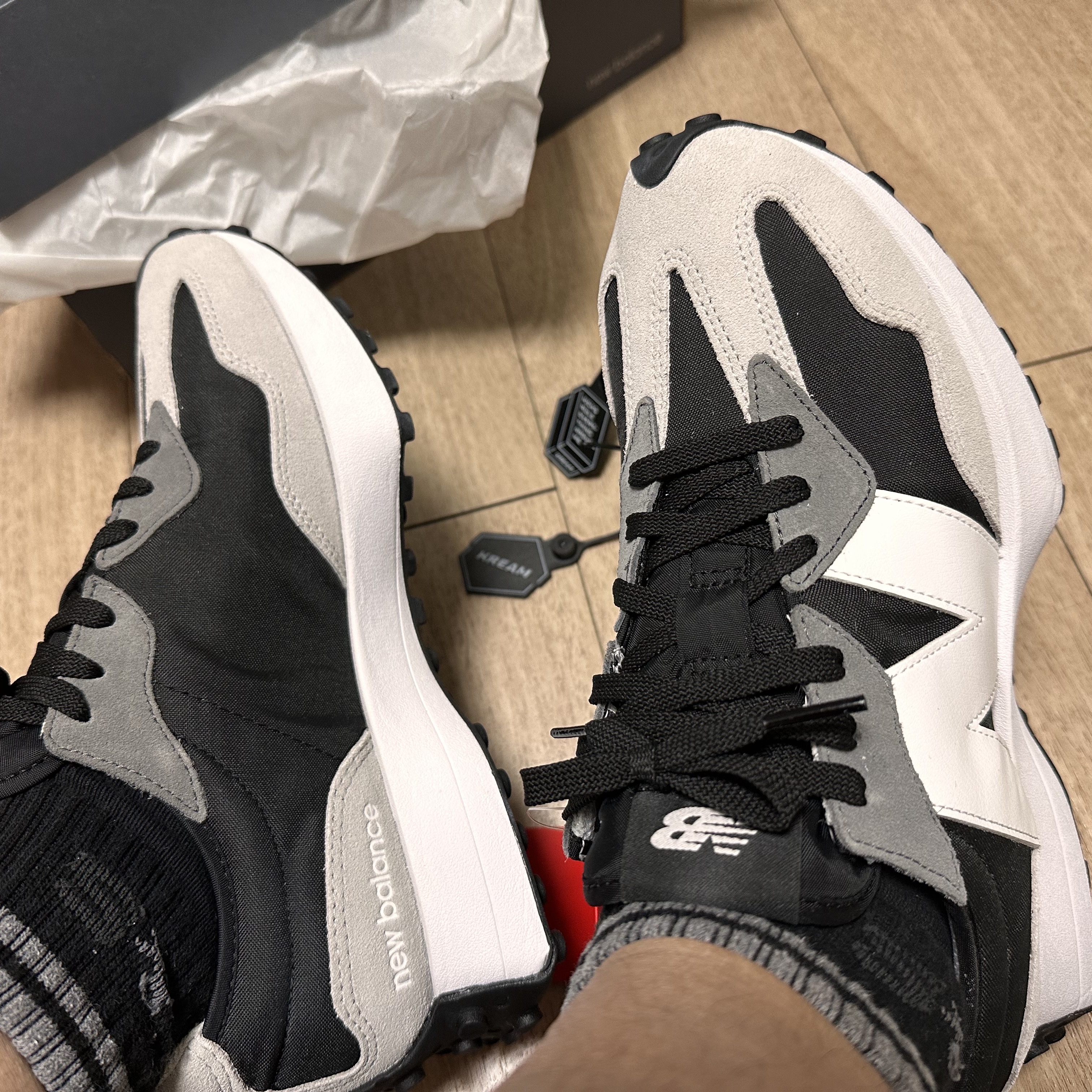New Balance 327 Black Grey 착용 스타일 - 2