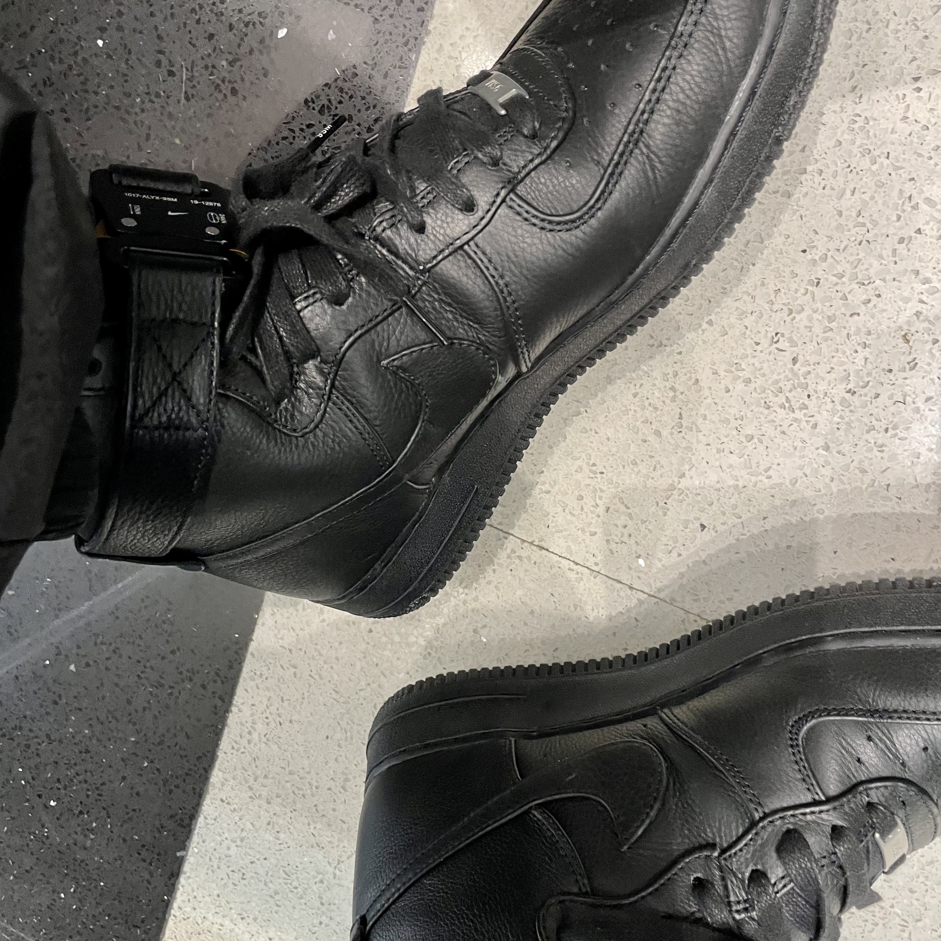 Nike x 1017 Alyx 9SM Air Force 1 High Triple Black 2020 착용 스타일 - 1