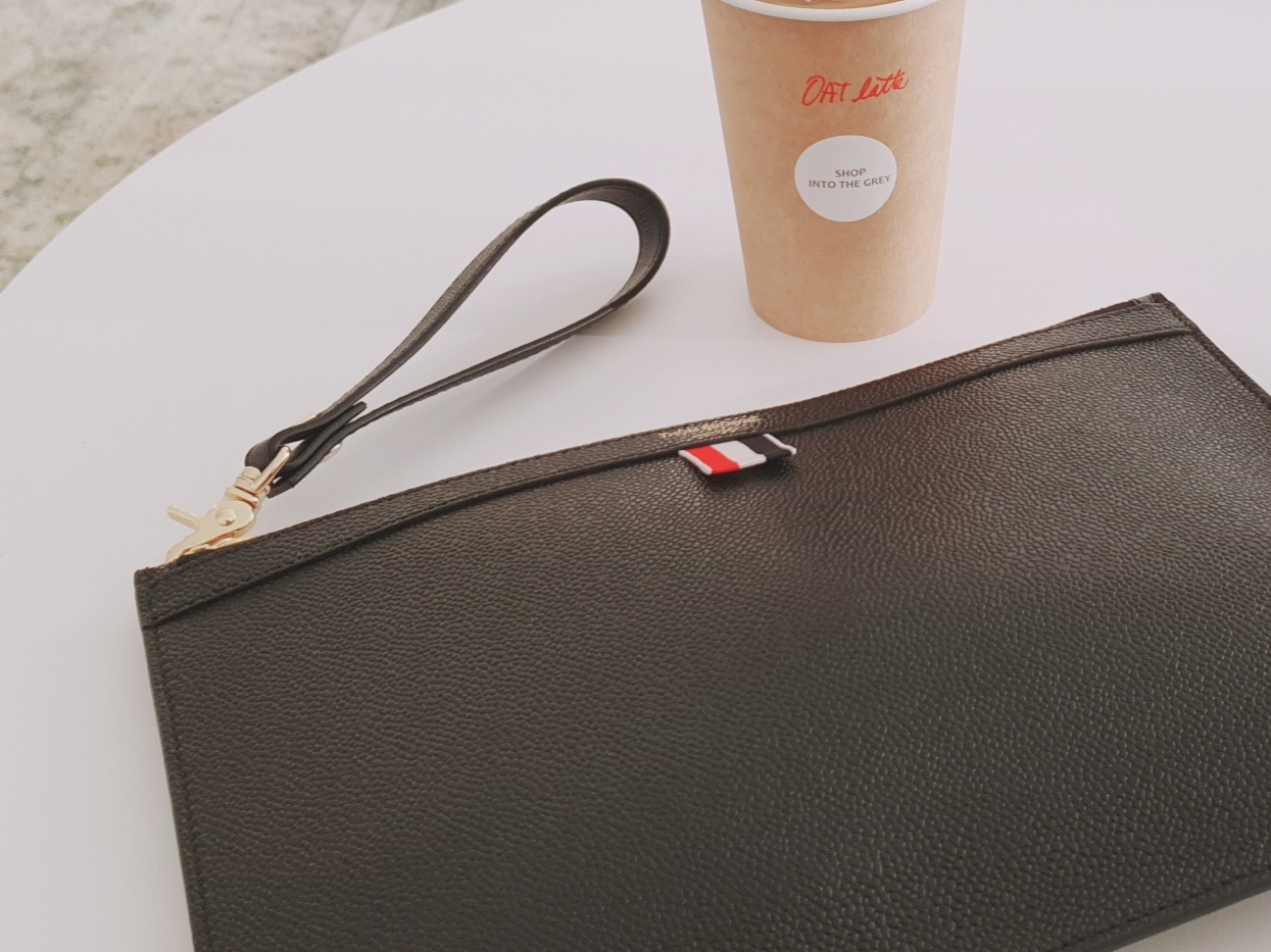 Thom Browne Small Tablet Clutch Black 착용 스타일