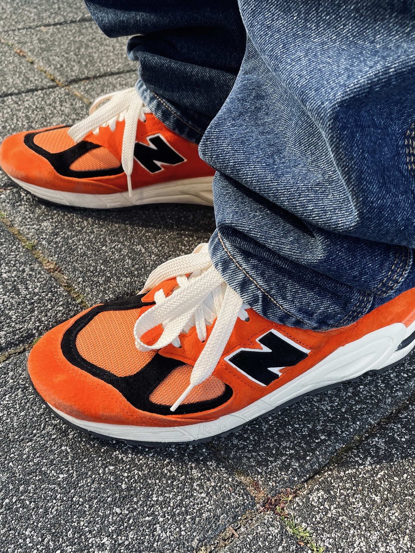 New Balance 990v2 Made in USA Marigold Black 착용 스타일 - 2