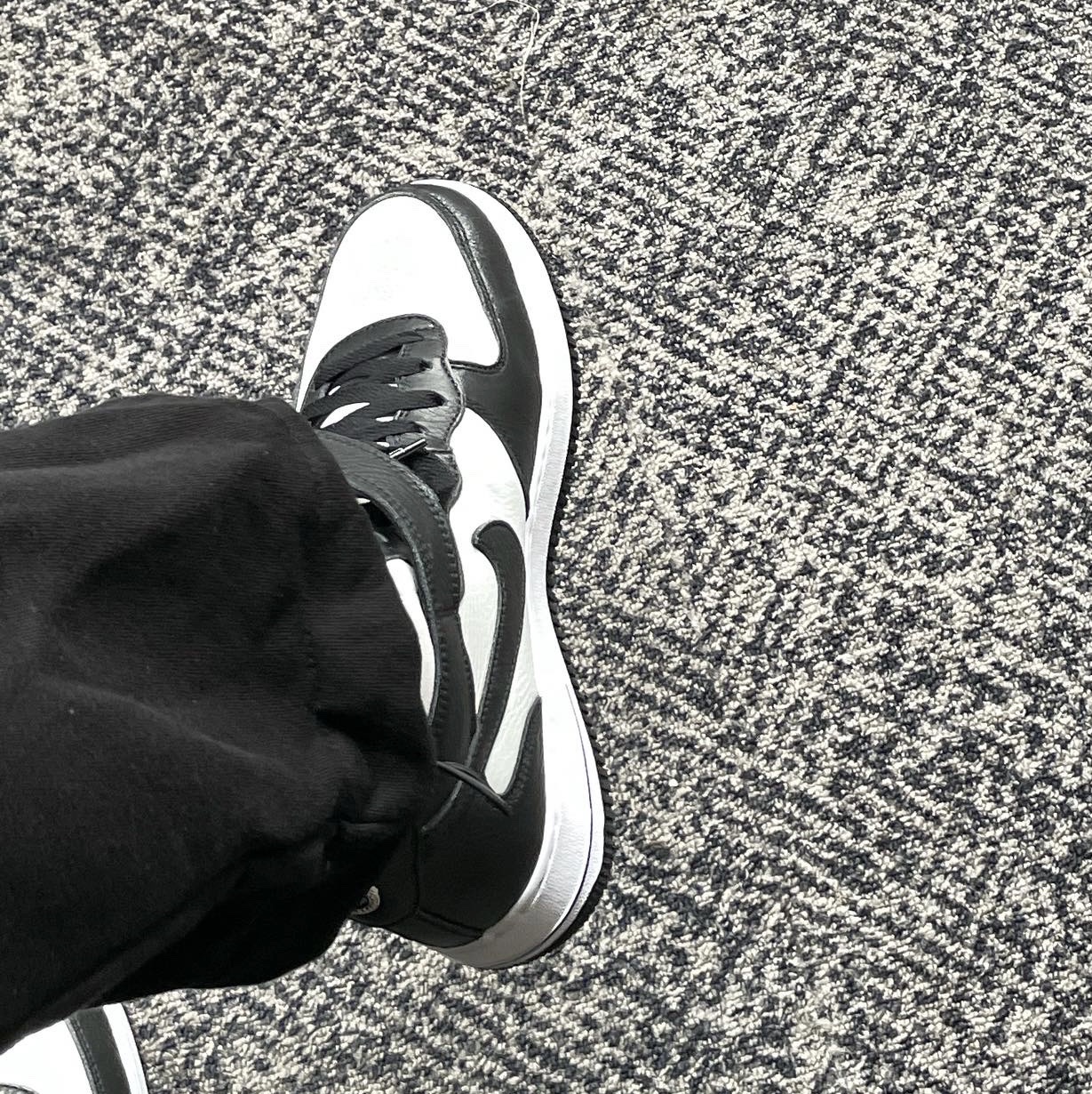 Nike x Stussy Air Force 1 '07 Mid SP Black and Light Bone 착용 스타일 - 2
