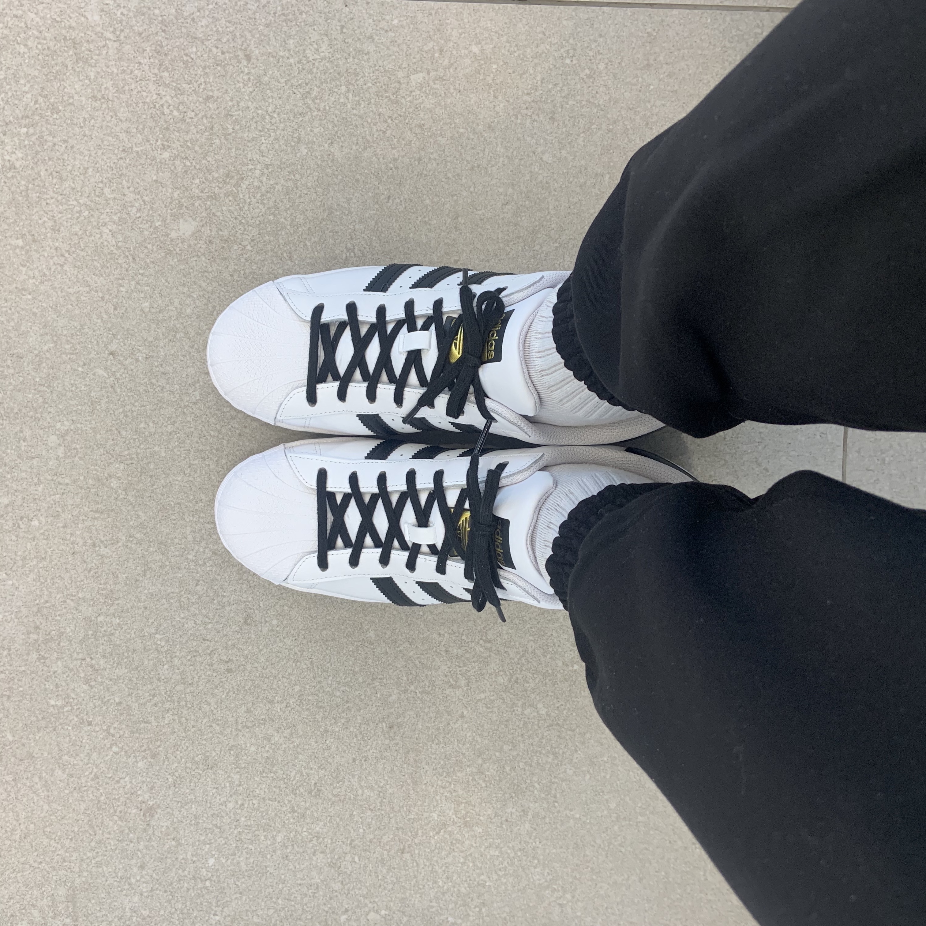 Adidas Superstar White Black 착용 스타일