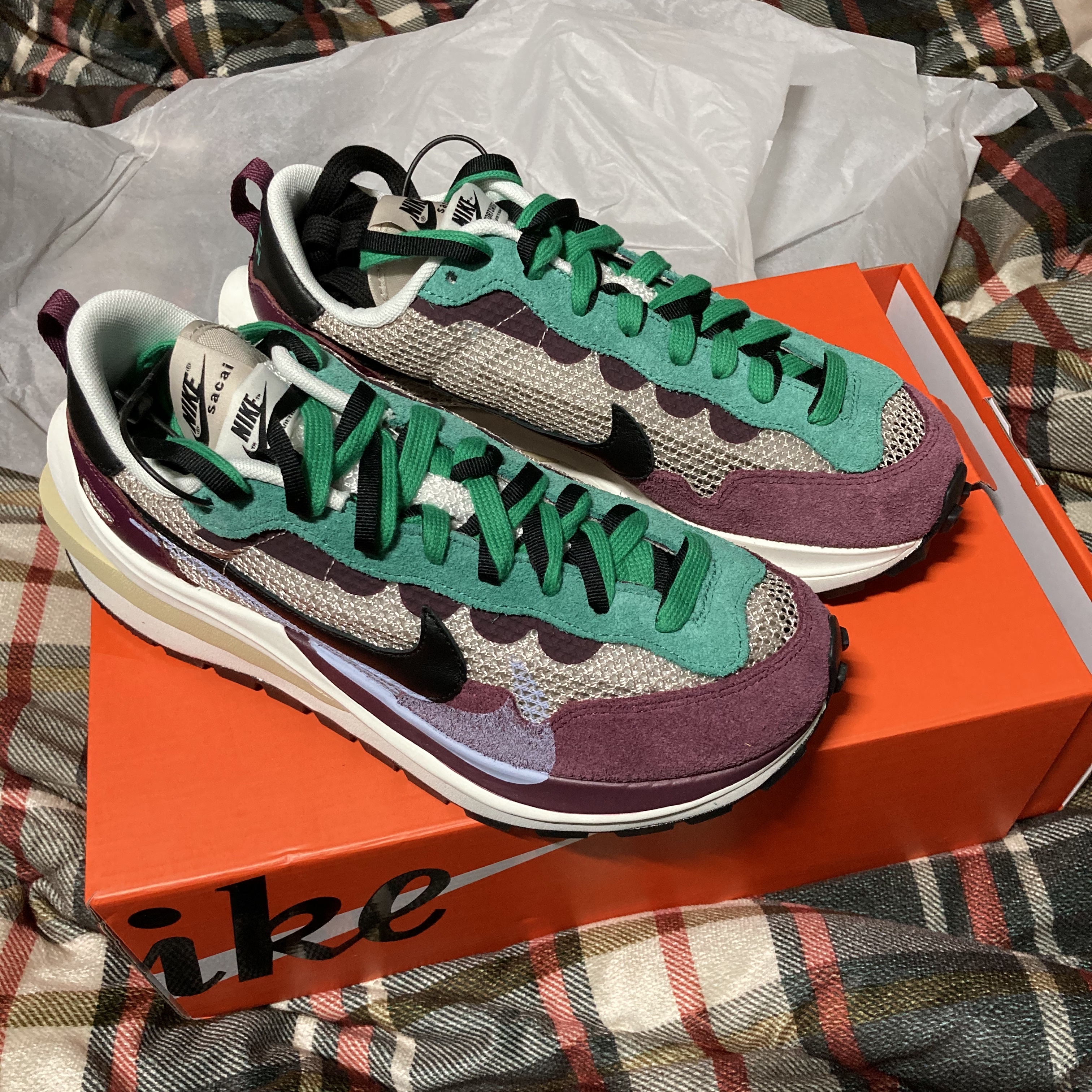 Nike x Sacai VaporWaffle String & Black Villain Red 착용 스타일