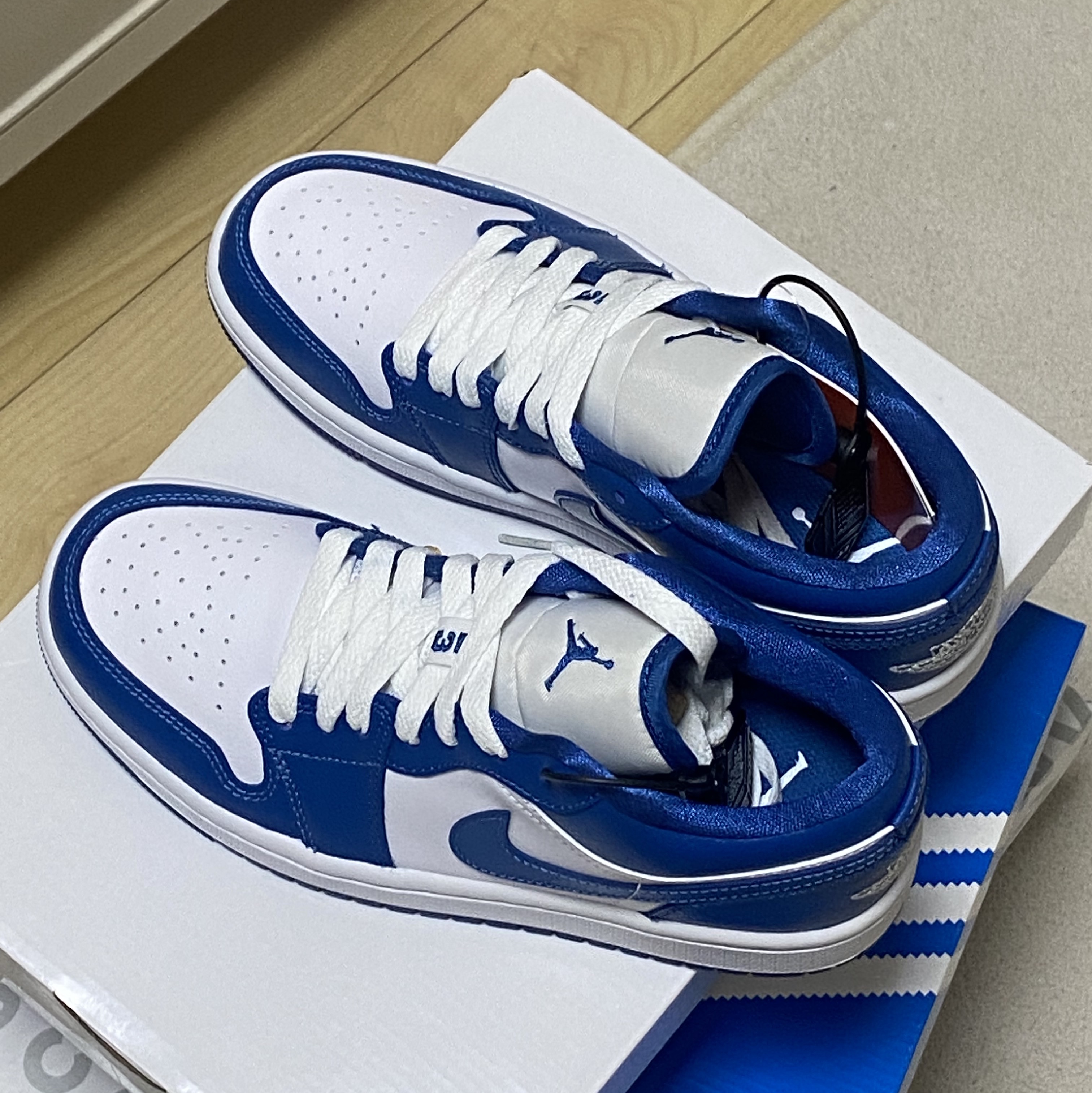 (W) Jordan 1 Low White Dark Marina Blue 착용 스타일 - 1