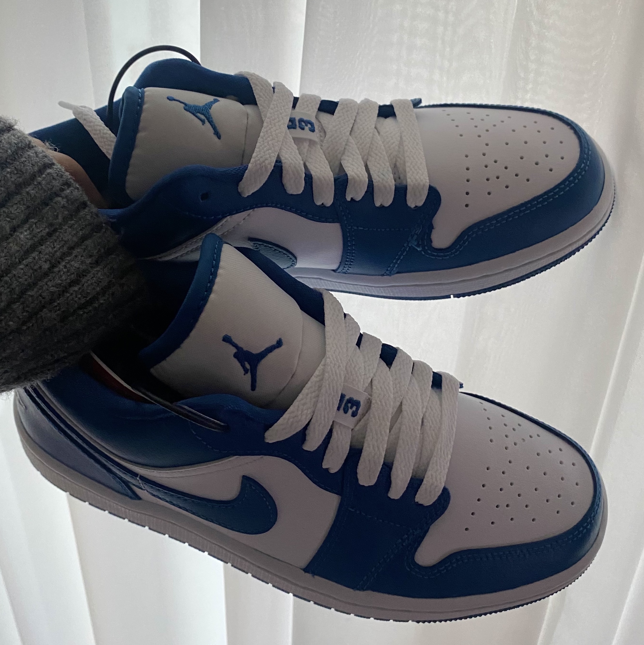 (W) Jordan 1 Low White Dark Marina Blue 착용 스타일 - 4