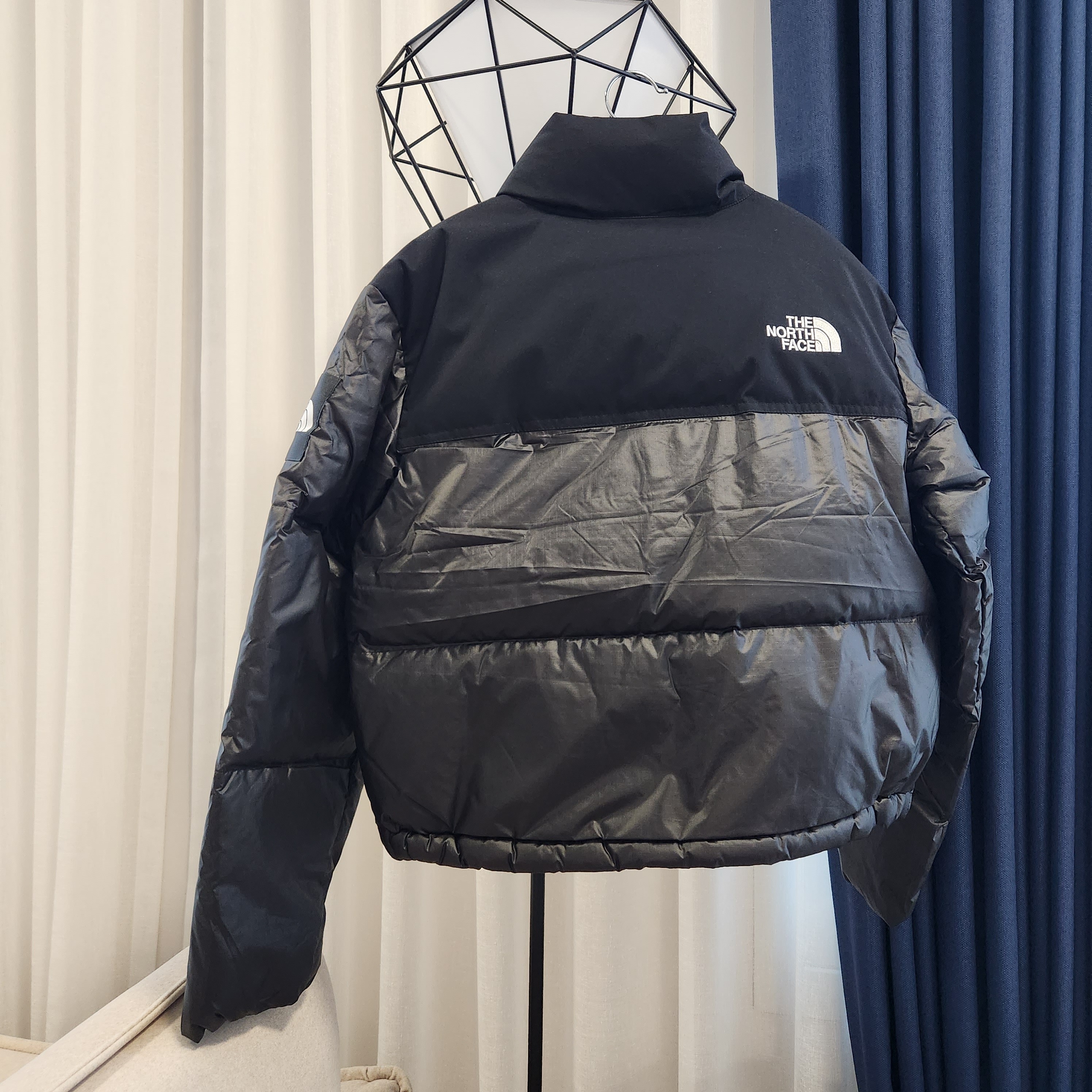 (W) The North Face White Label Novelty Nuptse Down Jacket Black 착용 스타일 - 3