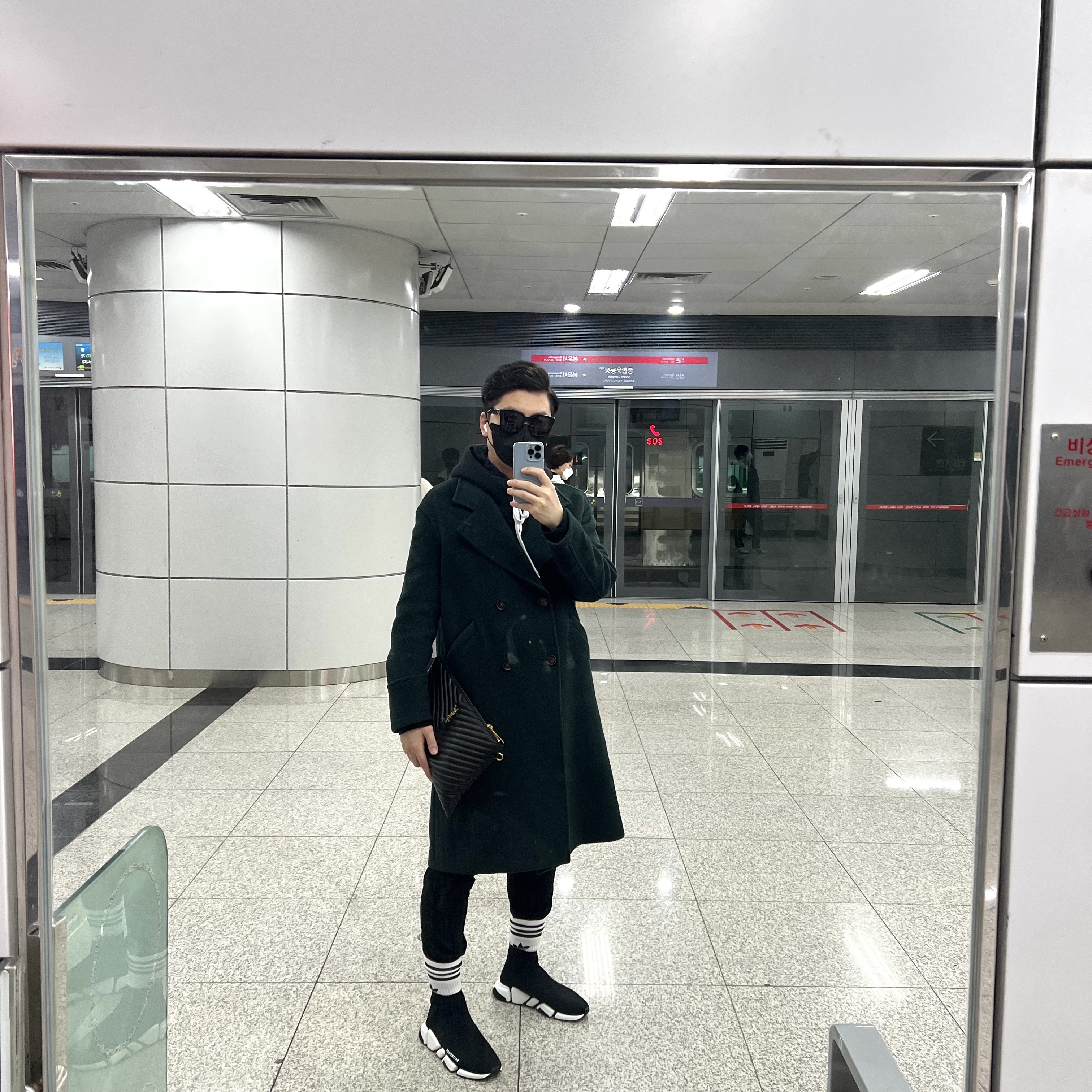 Balenciaga Speed 2.0 Trainer Black Knit White Sole 2021, Saint Laurent Gold Monogram Cassandre Matelasse Tablet Pouch in Quilted Leather Black 착용 스타일