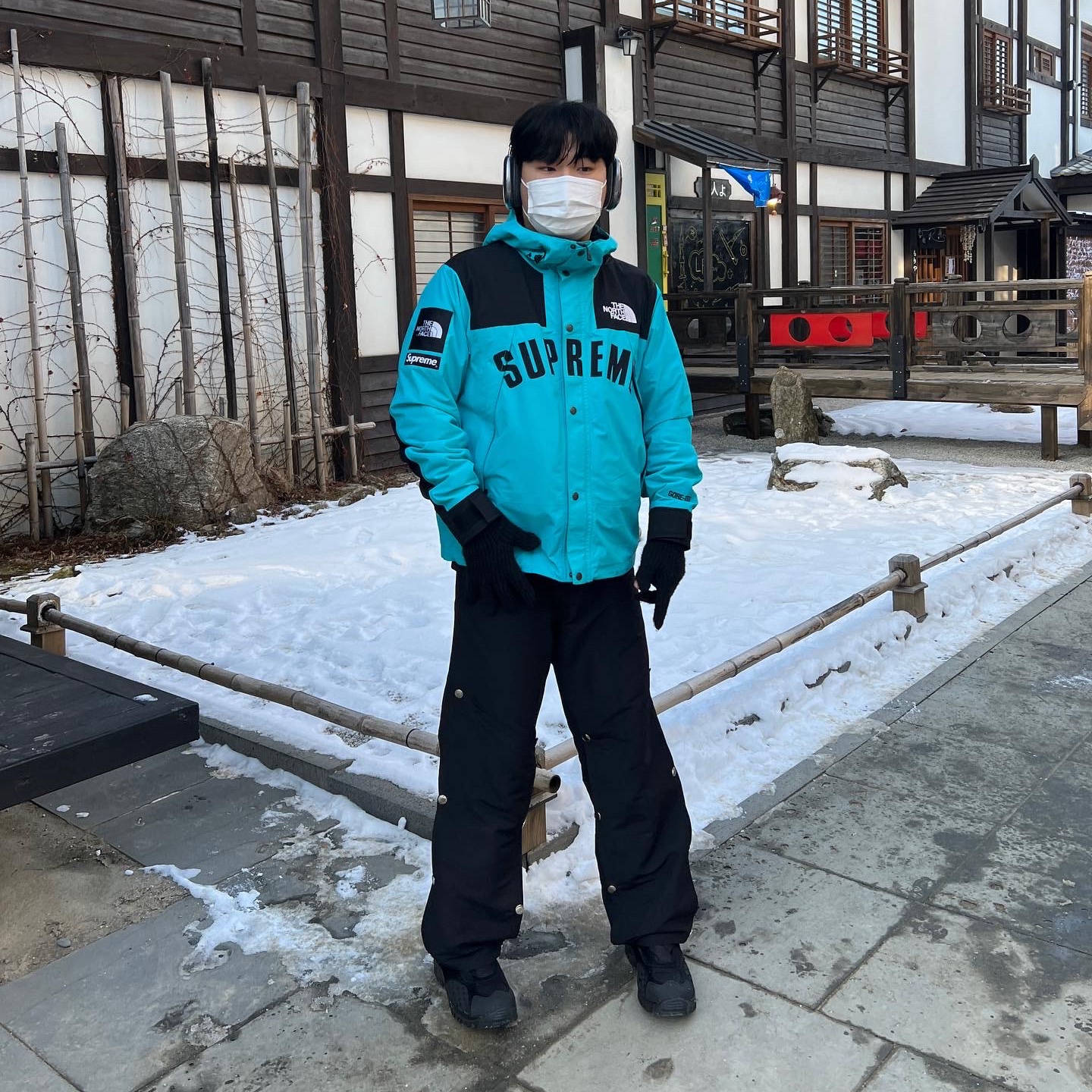 Apple AirPods Max Lightning Space Gray (Korean Ver.), Supreme x The North Face Arc Logo Mountain Parka Teal - 19SS 착용 스타일 - 1