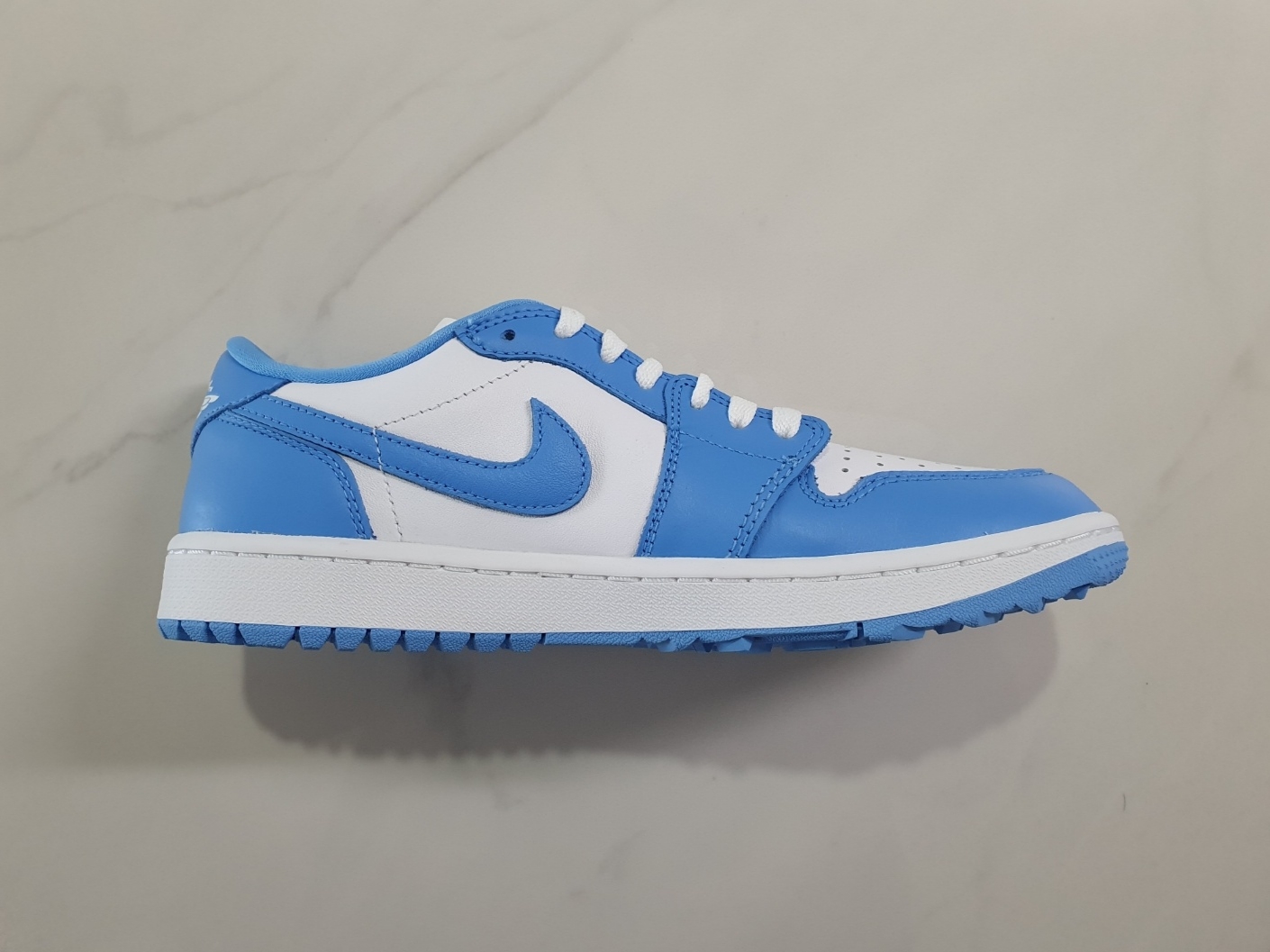 Jordan 1 Low Golf White and University Blue 착용 스타일