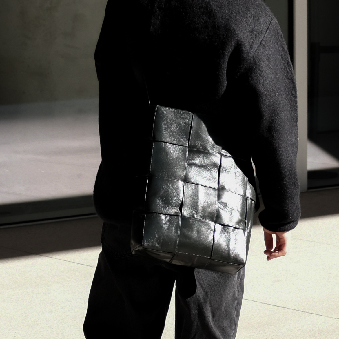 New Balance x JJJJound 990v3 Brown Black, Bottega Veneta Arco Hobo Bag Dark Green 착용 스타일 - 4