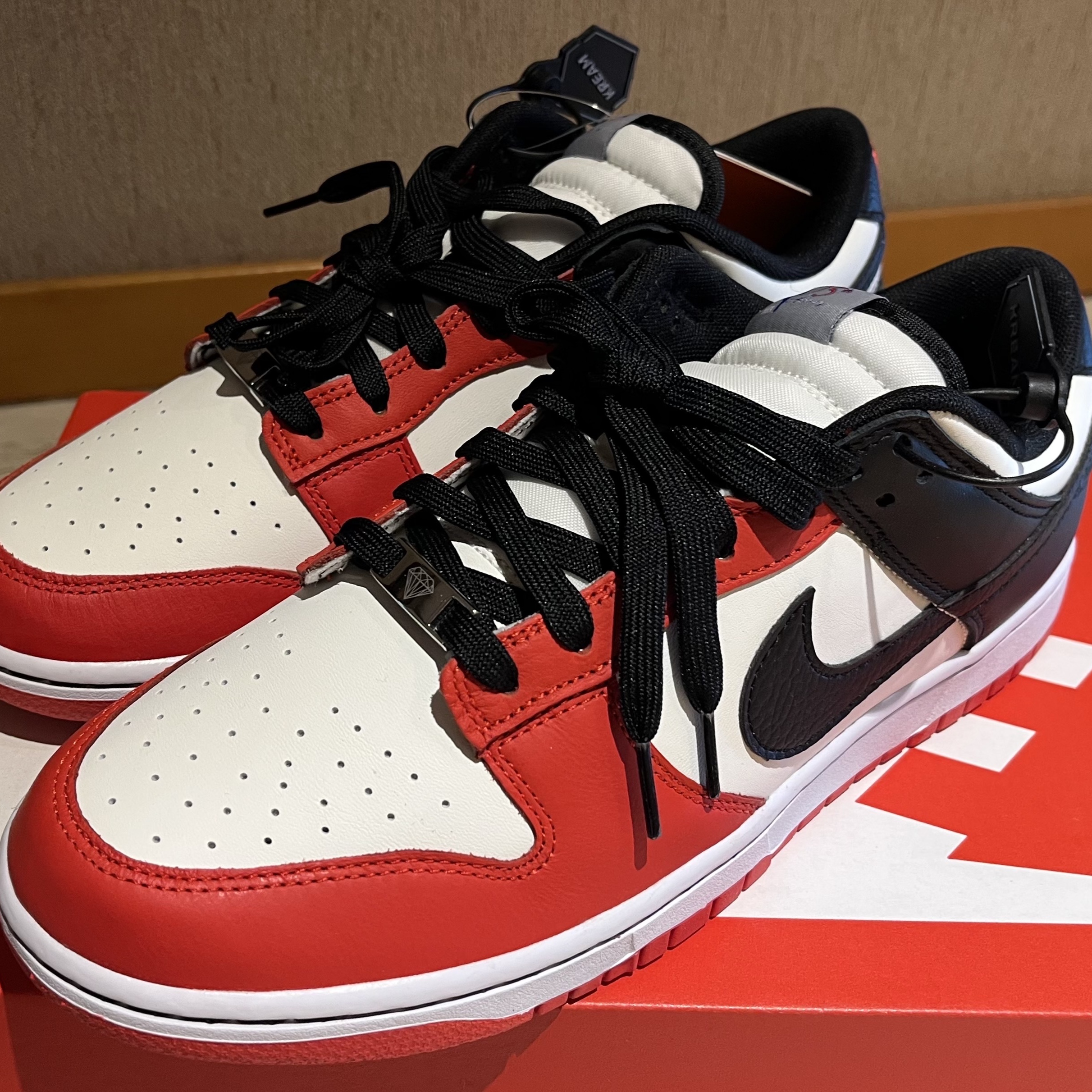 Nike x NBA Dunk Low Retro EMB Black and Chile Red 착용 스타일