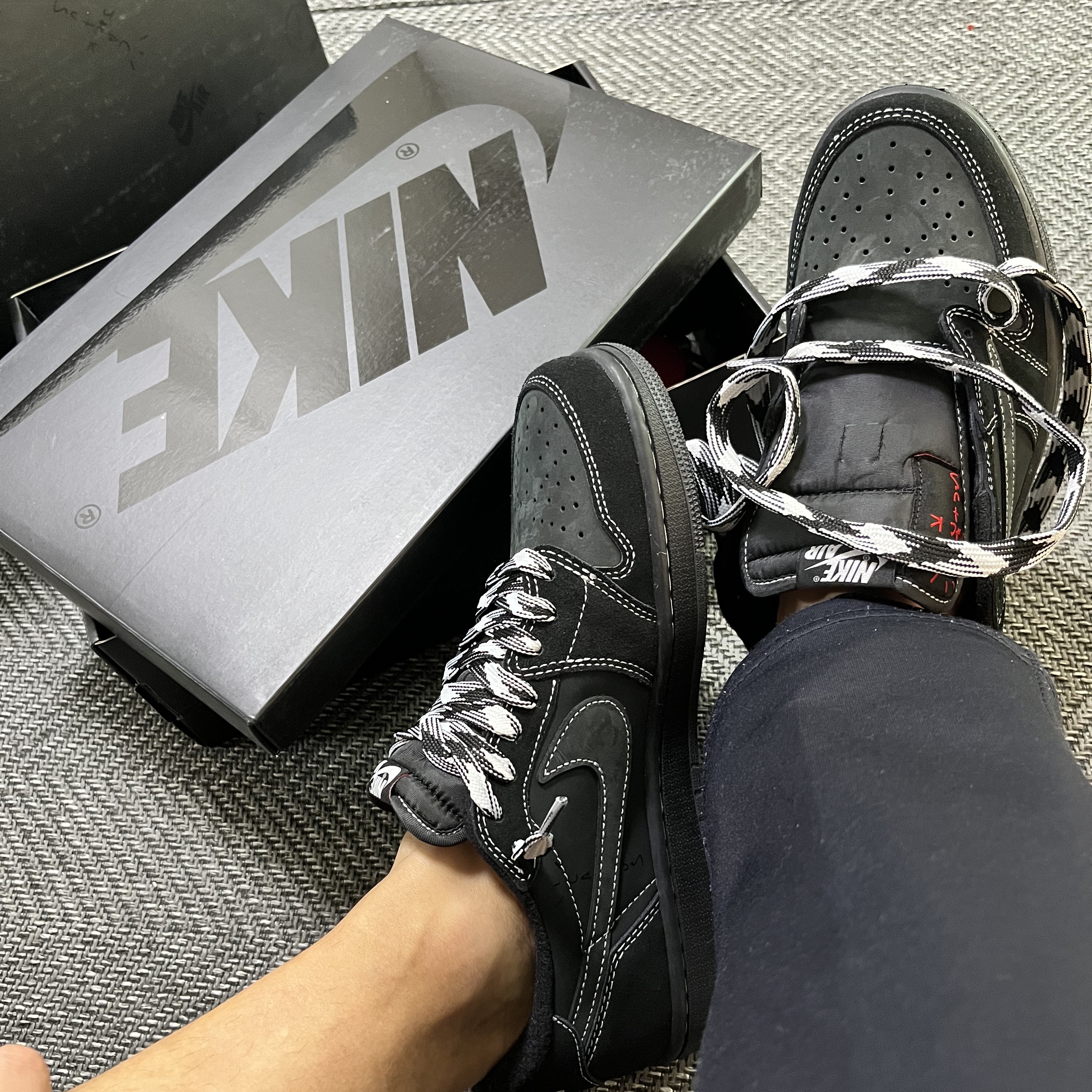 Jordan 1 x Travis Scott Retro Low OG SP Black Phantom 착용 스타일