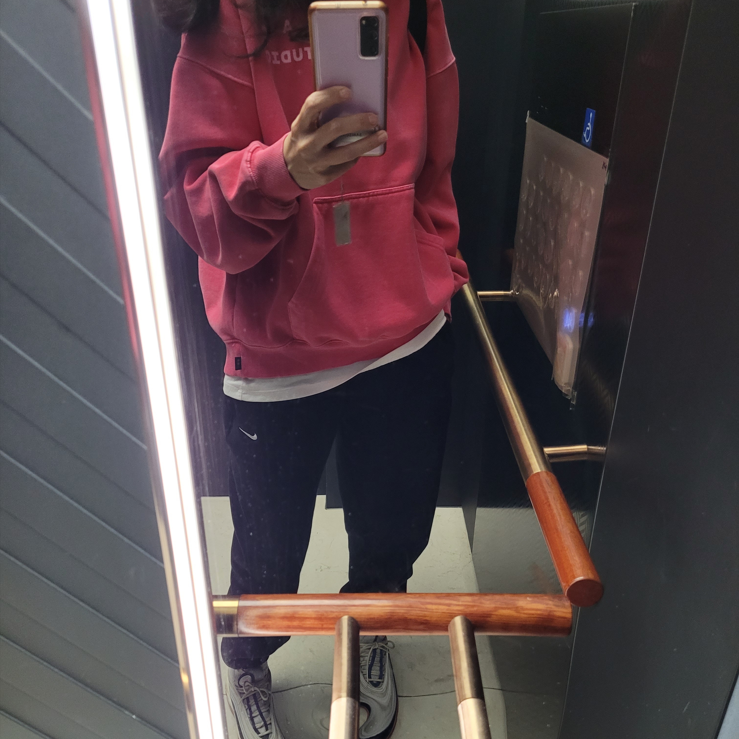 IAB Studio Pigment Hoodie & Sack Coral 착용 스타일