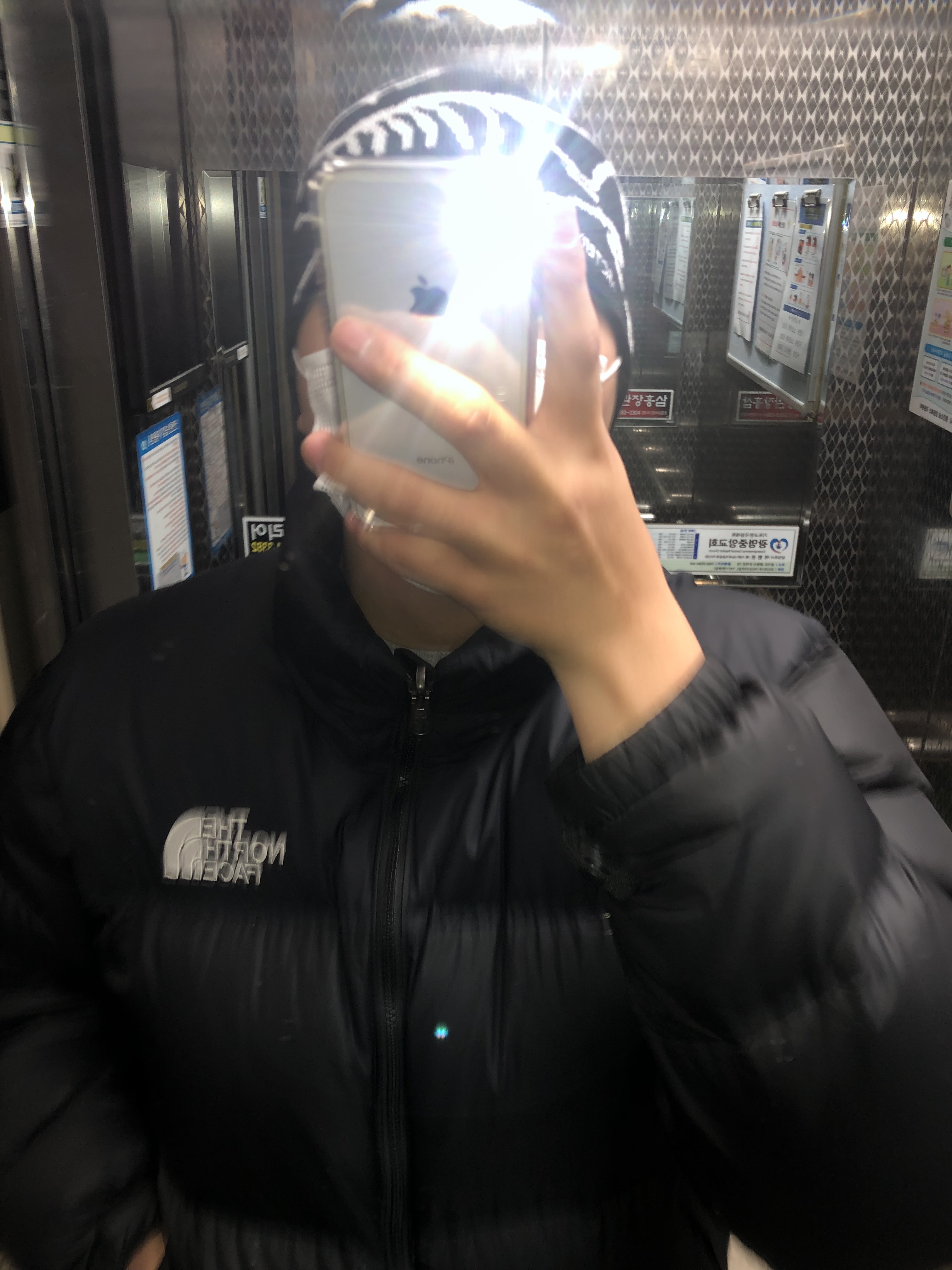 Arc'teryx Bird Head Toque Orca, The North Face 1996 Eco Nuptse Jacket Black 착용 스타일 - 3