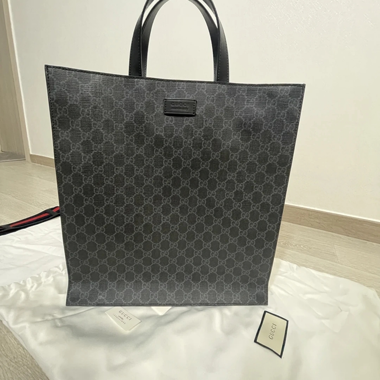 Gucci GG Tote Bag Black Grey 착용 스타일