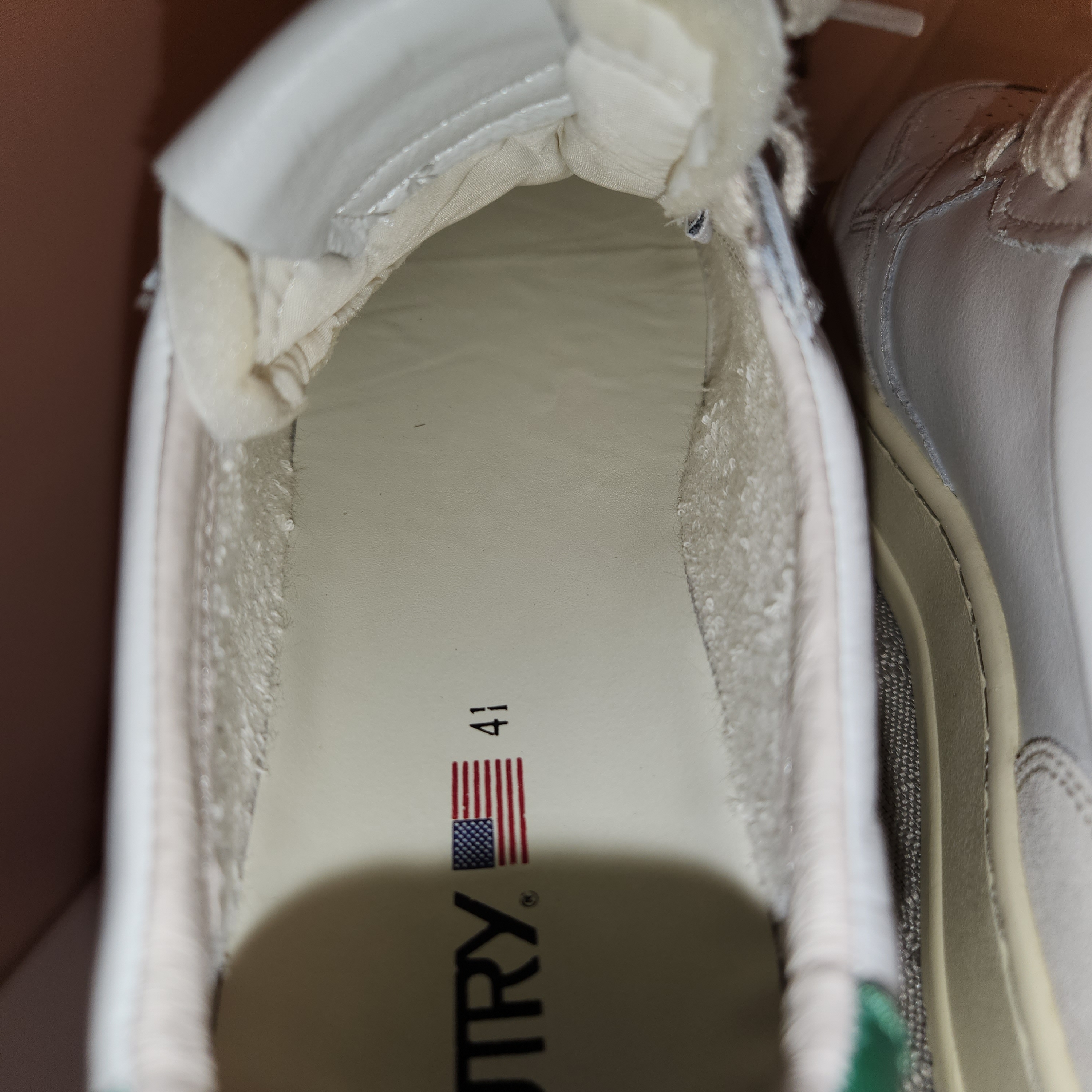 Autry Medalist Low Leather Suede Sneakers White Green 착용 스타일 - 1