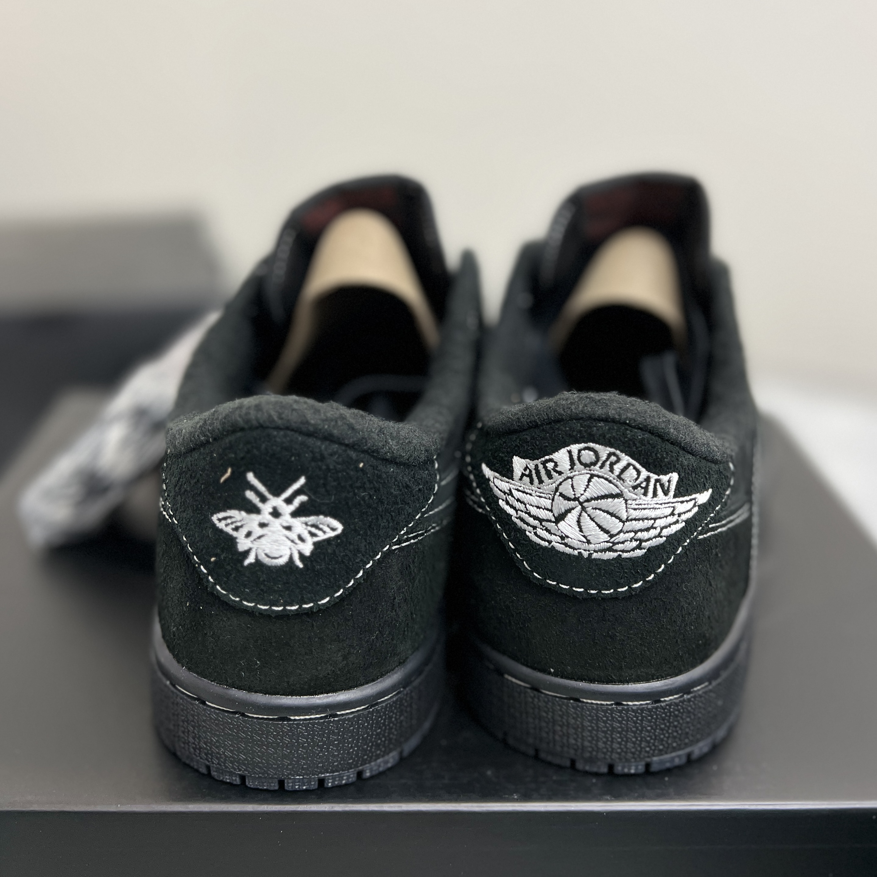 Jordan 1 x Travis Scott Retro Low OG SP Black Phantom 착용 스타일 - 2
