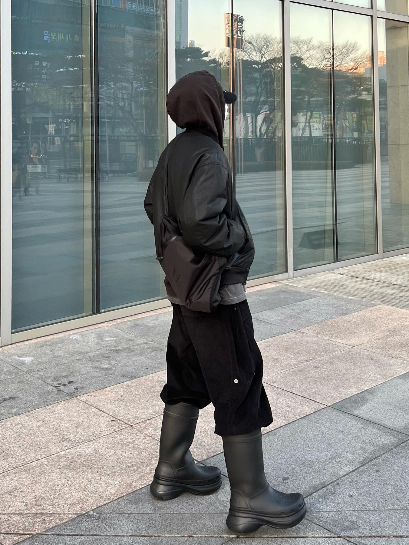 Balenciaga x Crocs Rubber Boot Black 착용 스타일 - 1