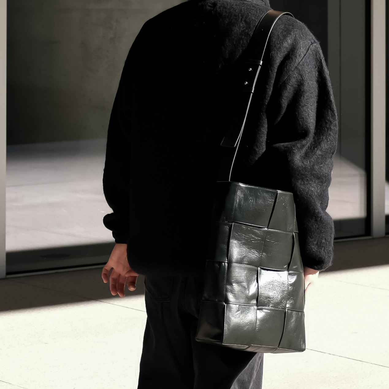New Balance x JJJJound 990v3 Brown Black, Bottega Veneta Arco Hobo Bag Dark Green 착용 스타일 - 2
