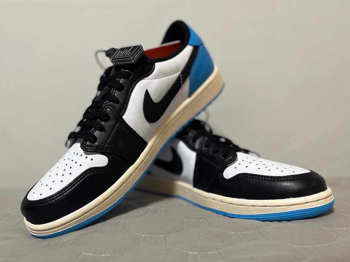 Jordan 1 Retro Low OG Black and Dark Powder Blue 착용 스타일