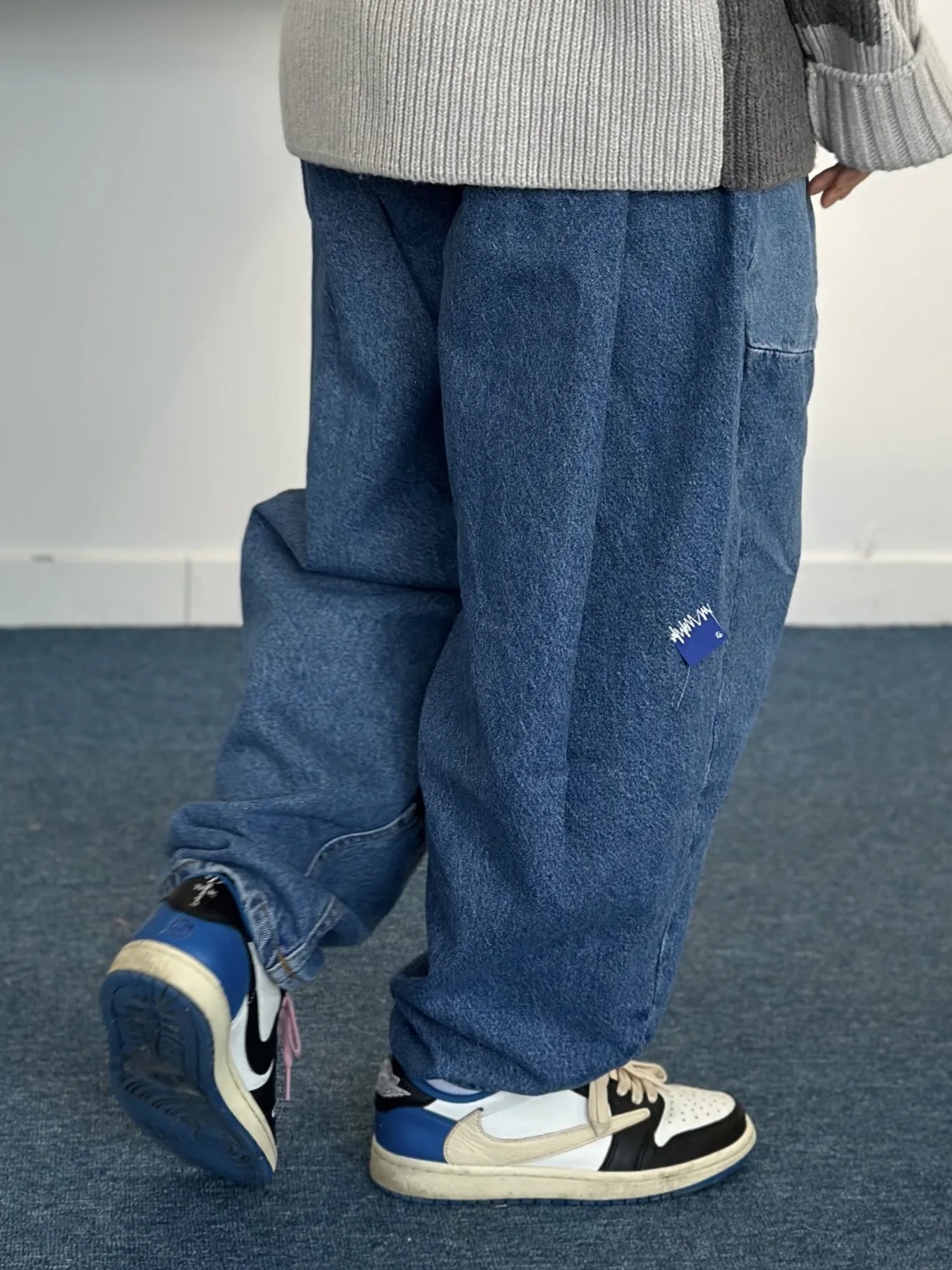 Zara x Ader Error Patchwork Oversize Knit Sweater Multicolor, Zara x Ader Error Barrel Leg Jeans Blue 착용 스타일 - 3