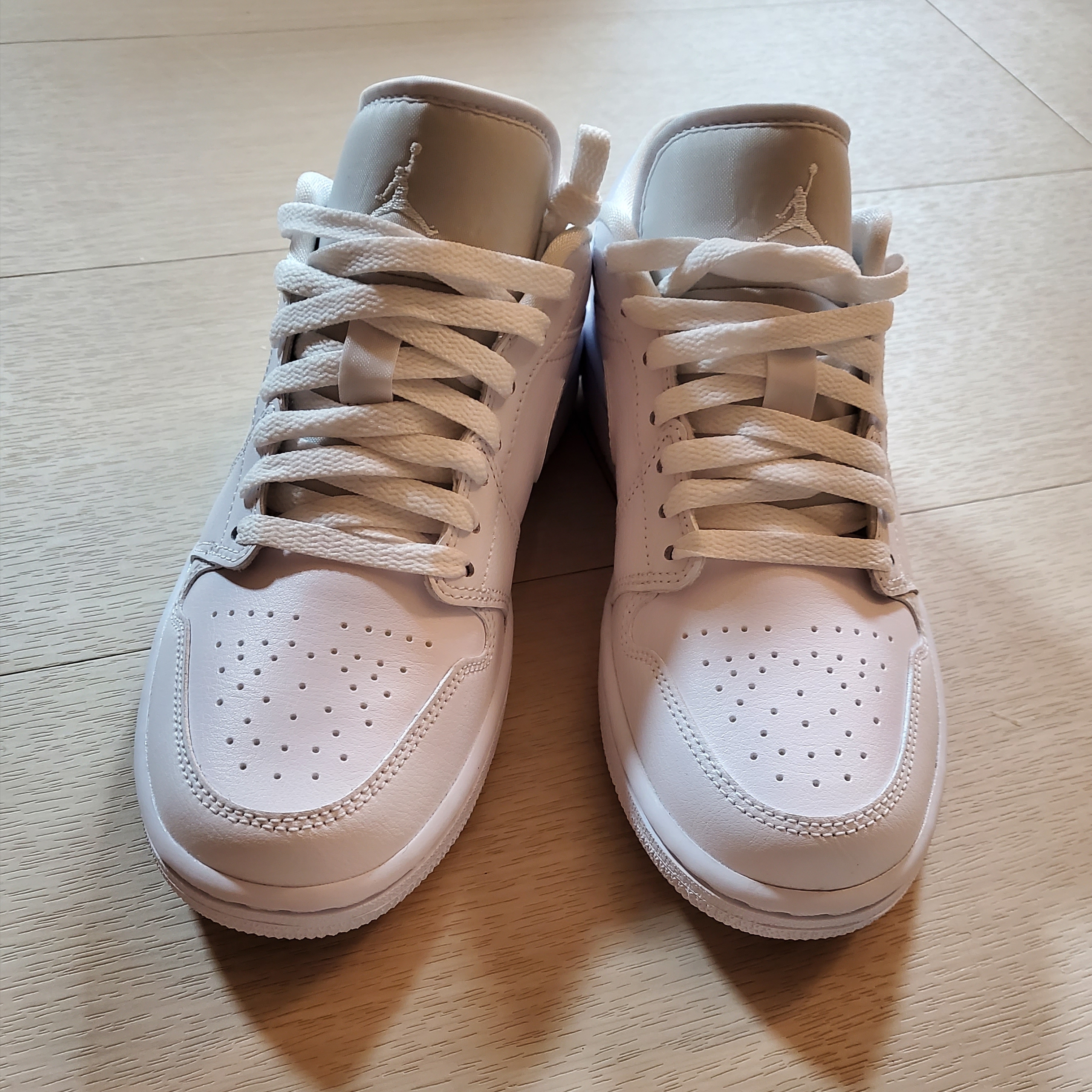 (W) Jordan 1 Low Triple White 2022 착용 스타일 - 1