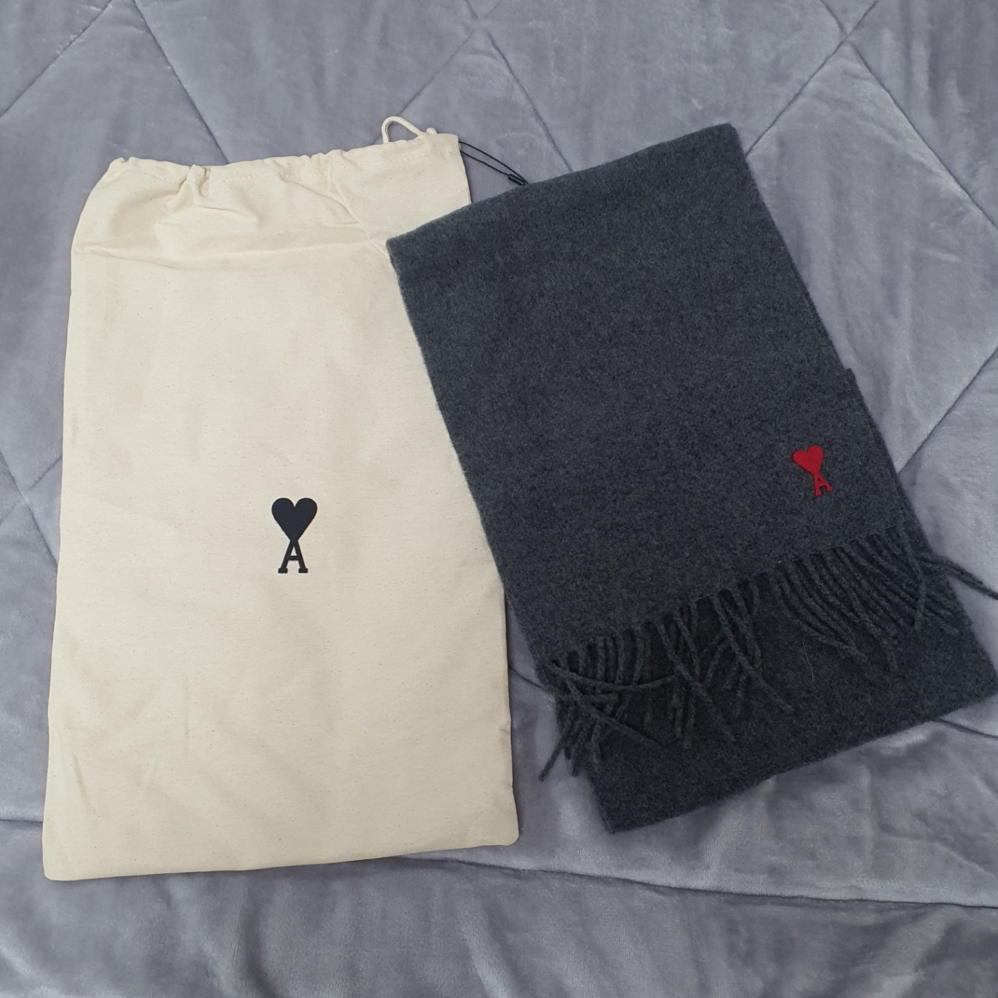AMI de Coeur Classic Muffler Dark Grey 착용 스타일