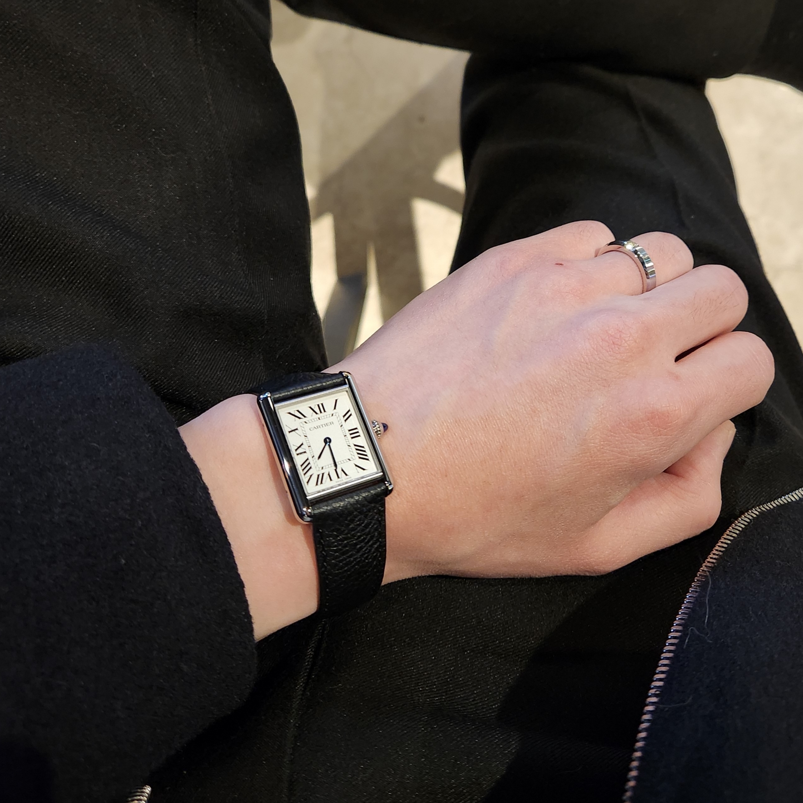 Cartier Tank Must Watch Large Quartz Steel Calfskin Black 착용 스타일 - 1