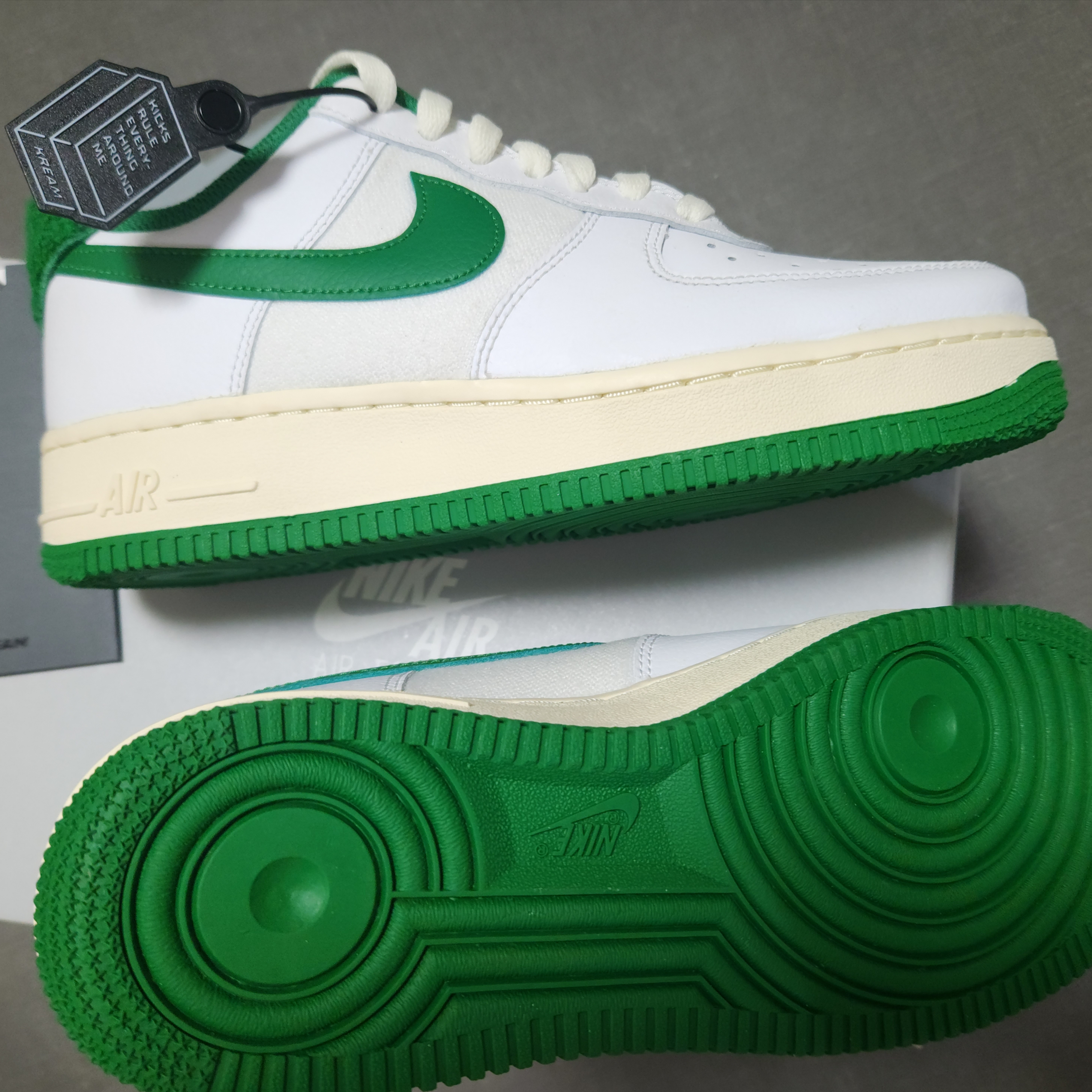 Nike Air Force 1 '07 LV8 Varsity White Pine Green 착용 스타일