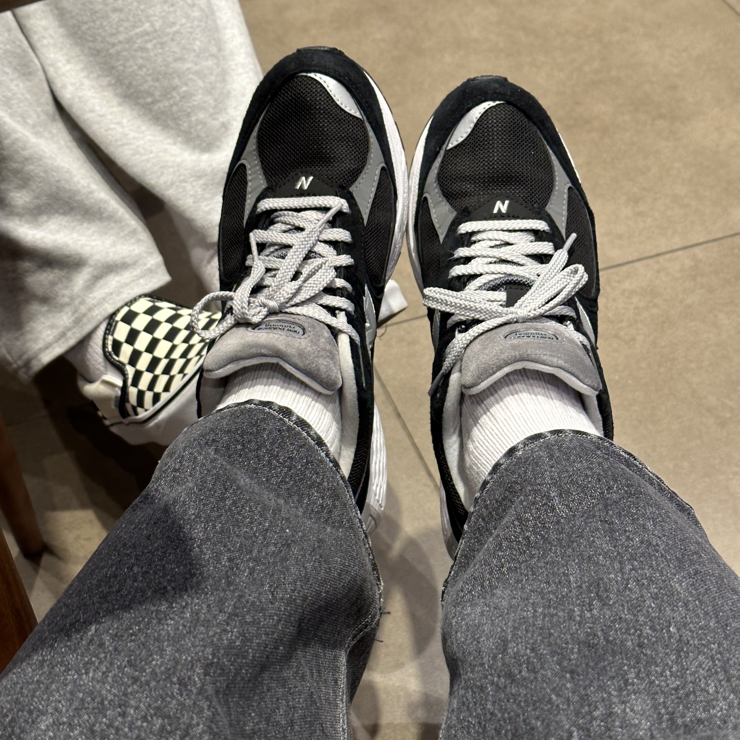 New Balance 2002R Gore-Tex Black Silver Metalic, Vans Slip-On Checkerboard 착용 스타일 - 3