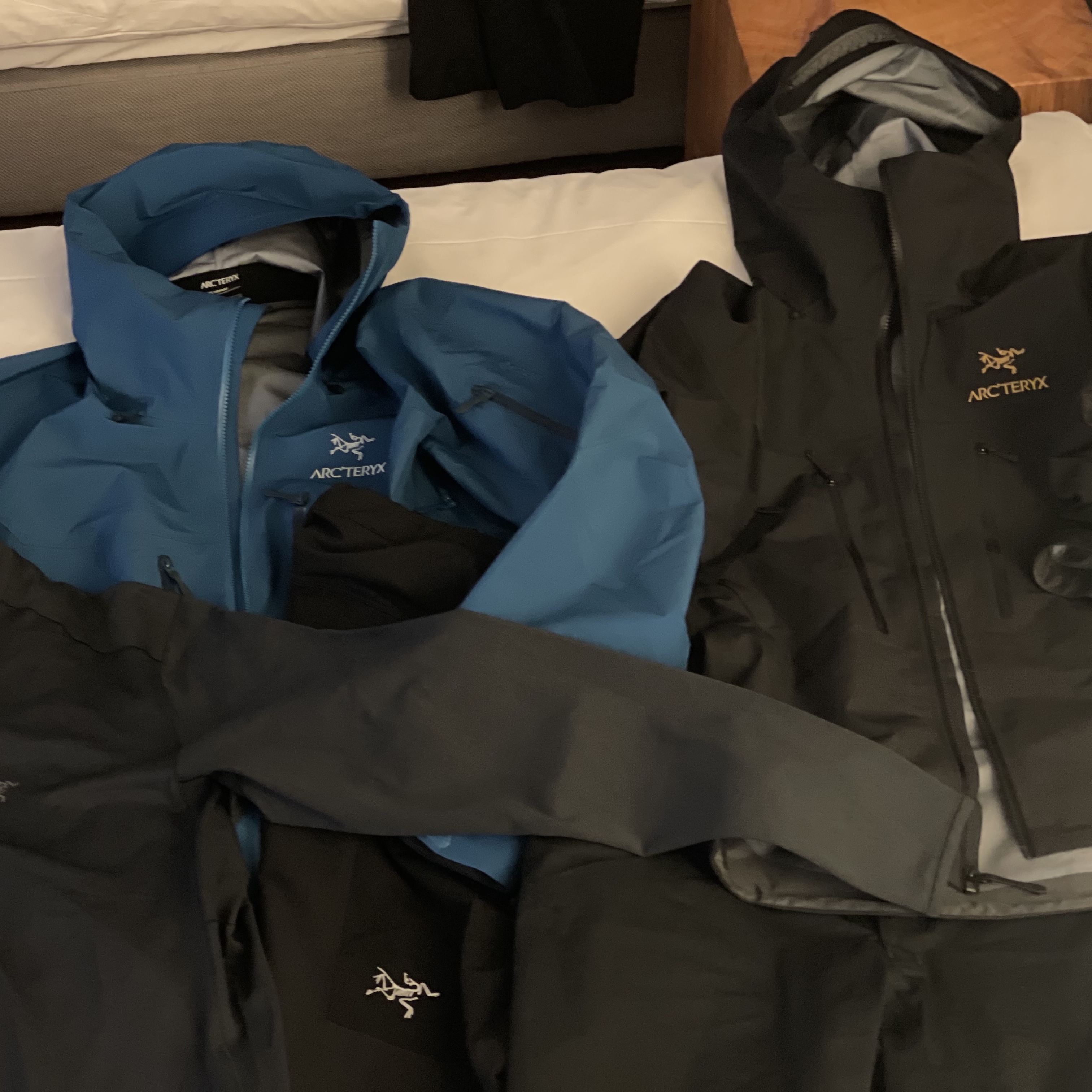 Arc'teryx Alpha SV Jacket 24K Black 착용 스타일 - 1