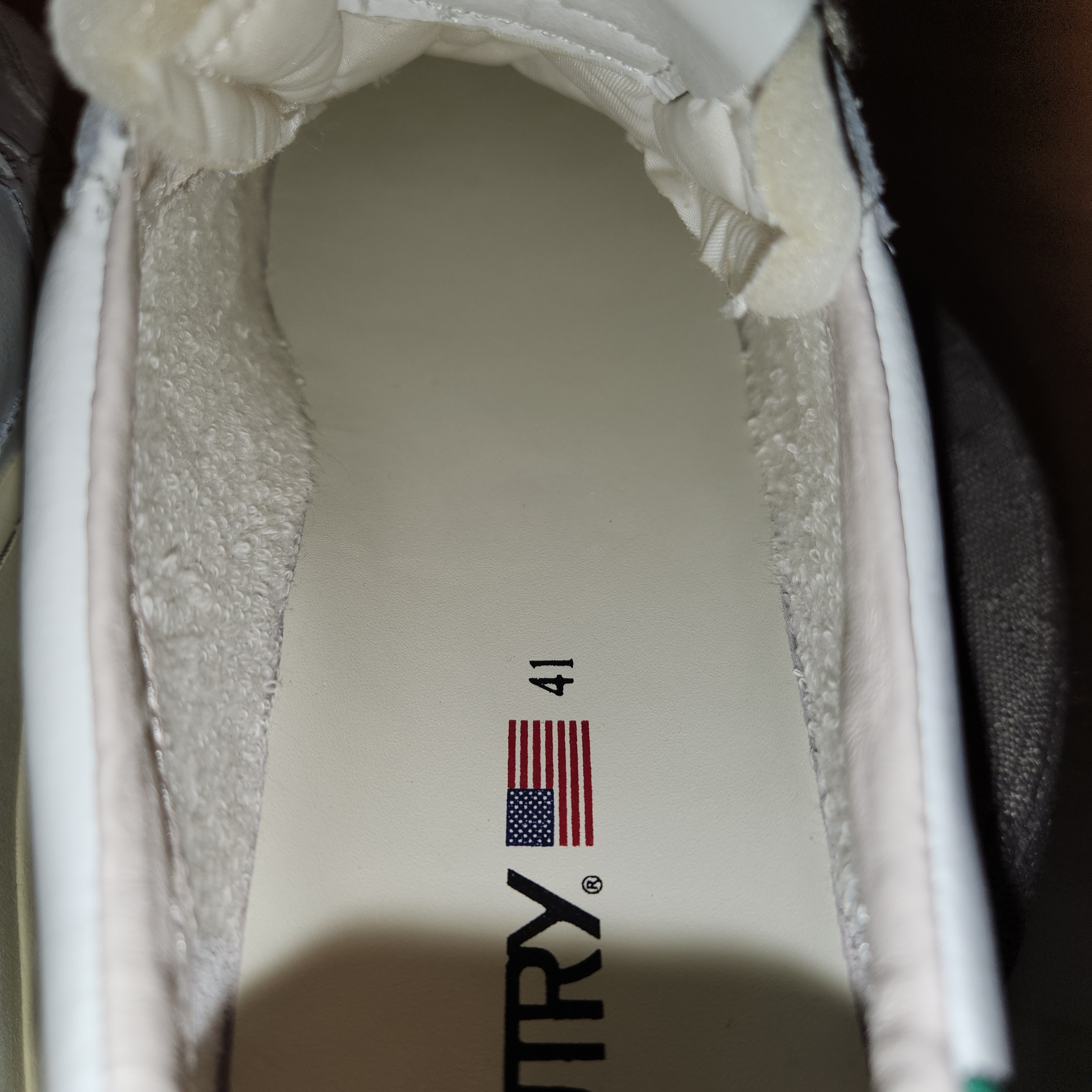Autry Medalist Low Leather Suede Sneakers White Green 착용 스타일 - 2