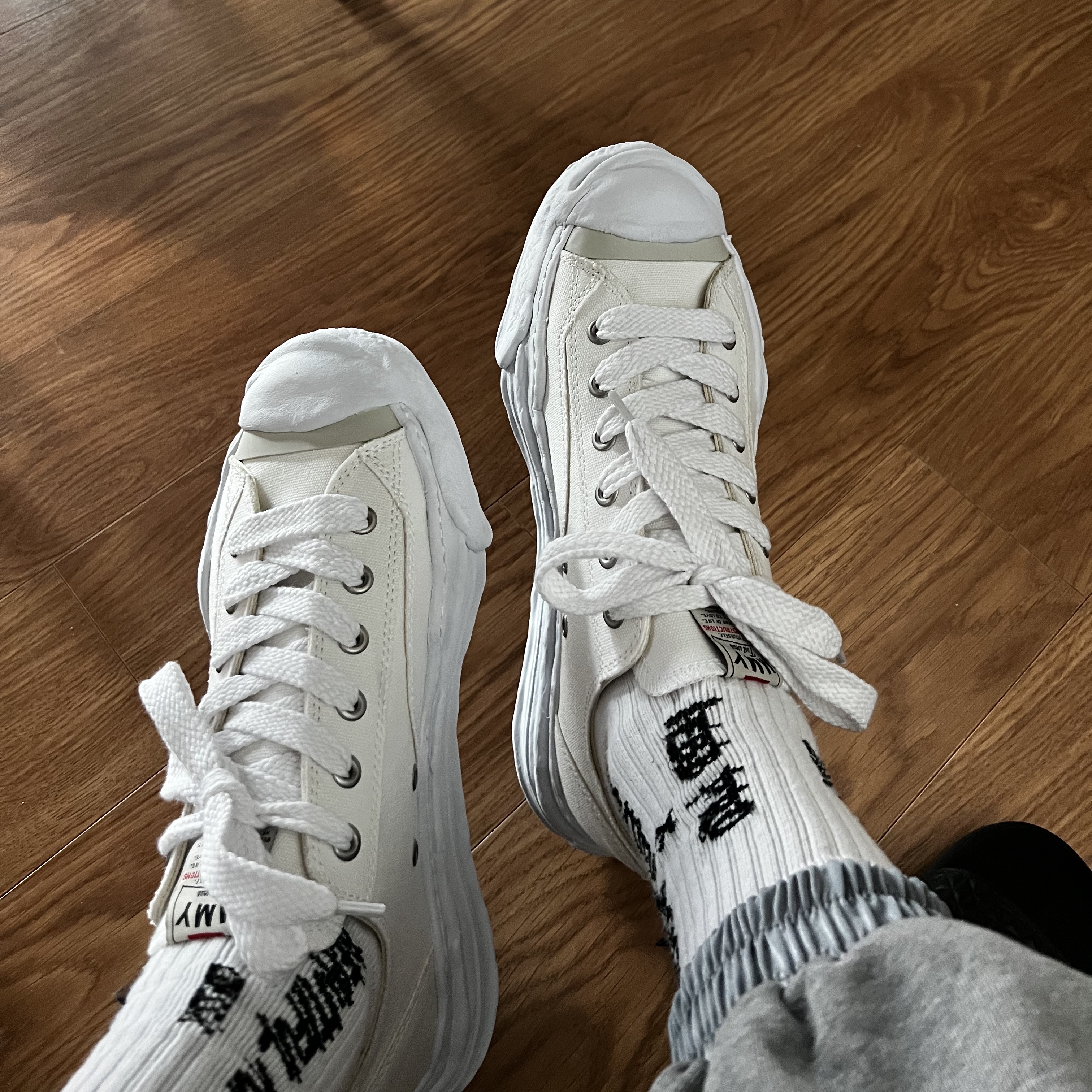 Maison Mihara Yasuhiro Hank OG Sole Canvas Low-top Sneakers White 착용 스타일 - 2