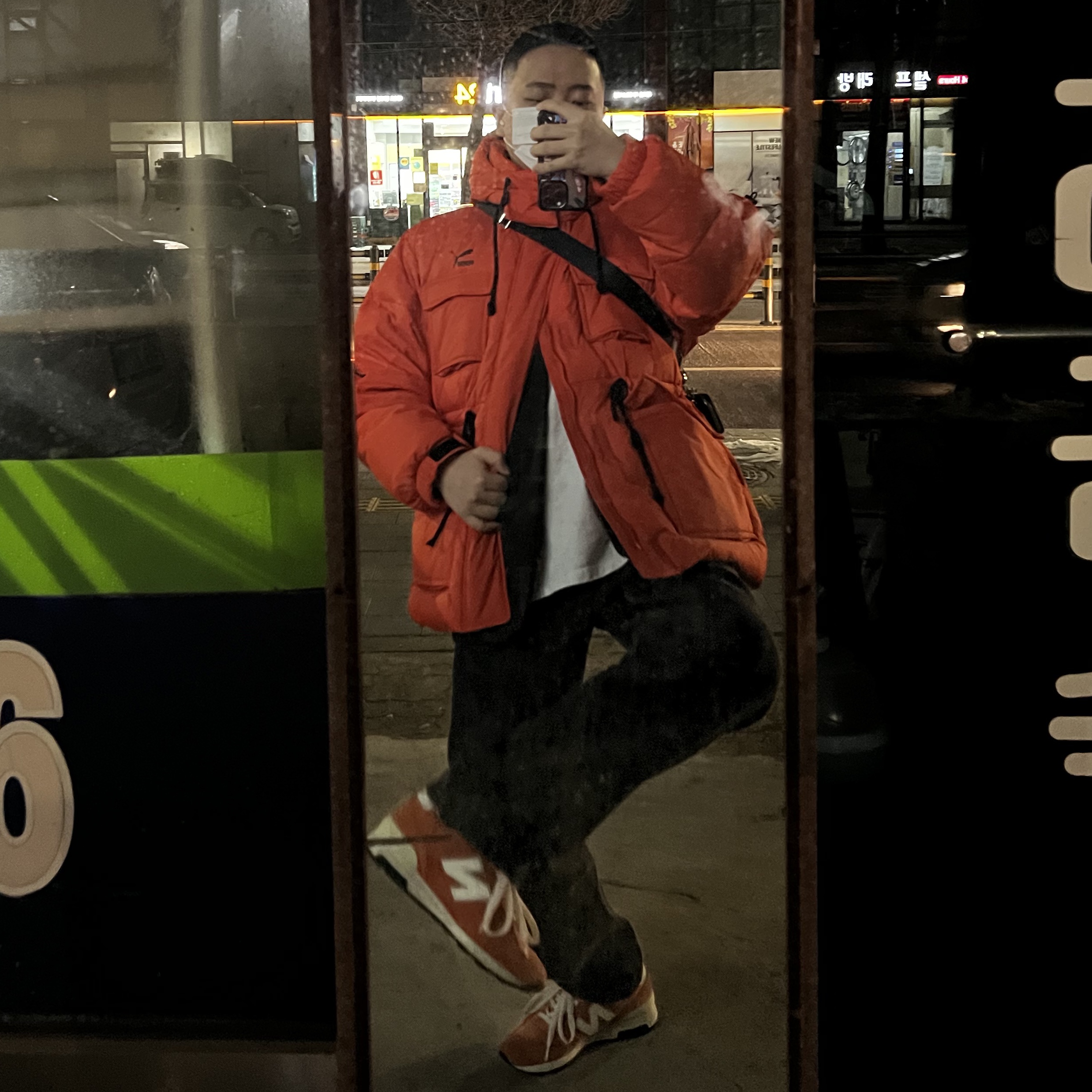 New Balance x J.Crew 1400 Made in USA Orange, Prada Re-Nylon and Saffiano Leather Shoulder Bag Black 착용 스타일