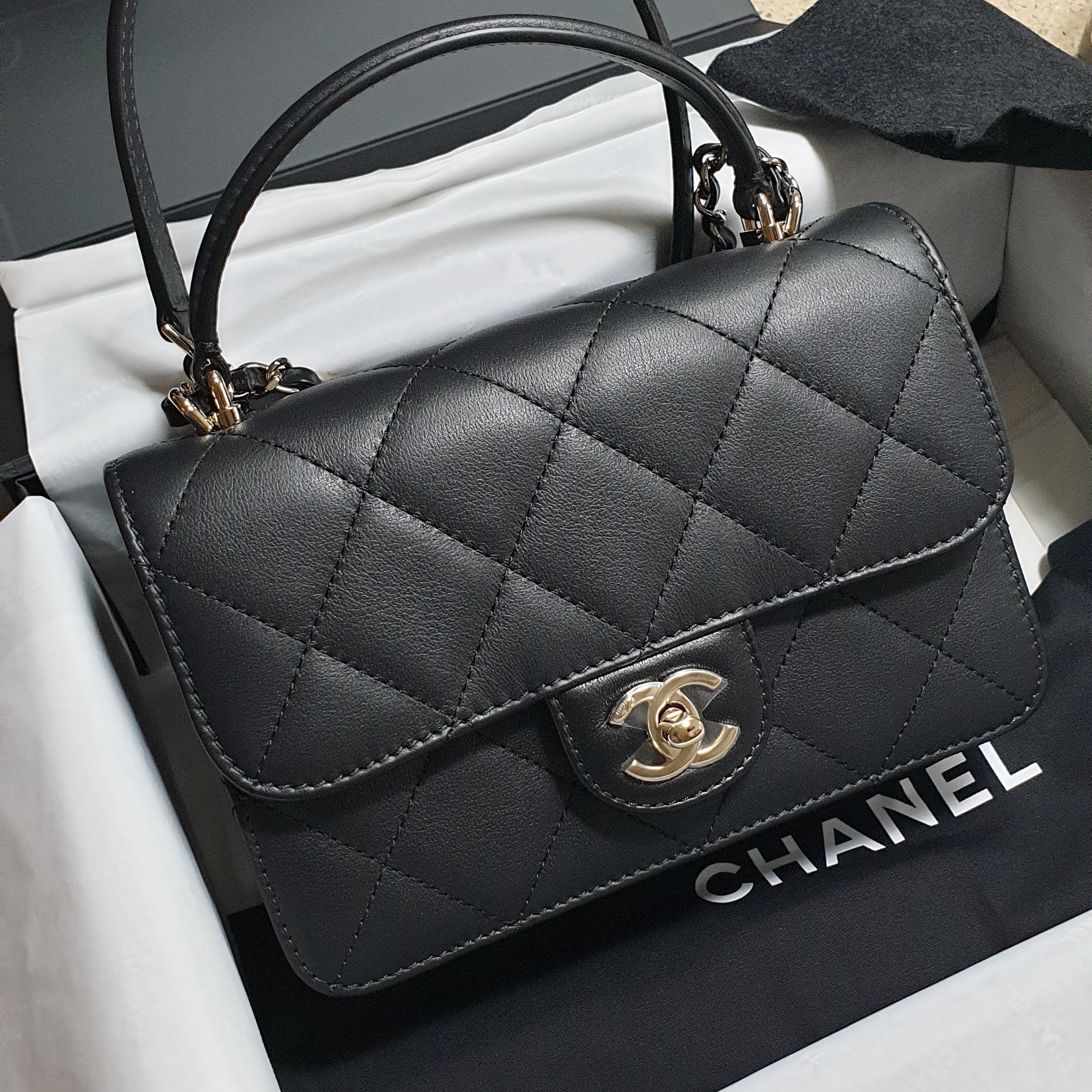 Chanel Mini Flap Bag with Top Handle Lambskin & Gold Black 착용 스타일 - 1