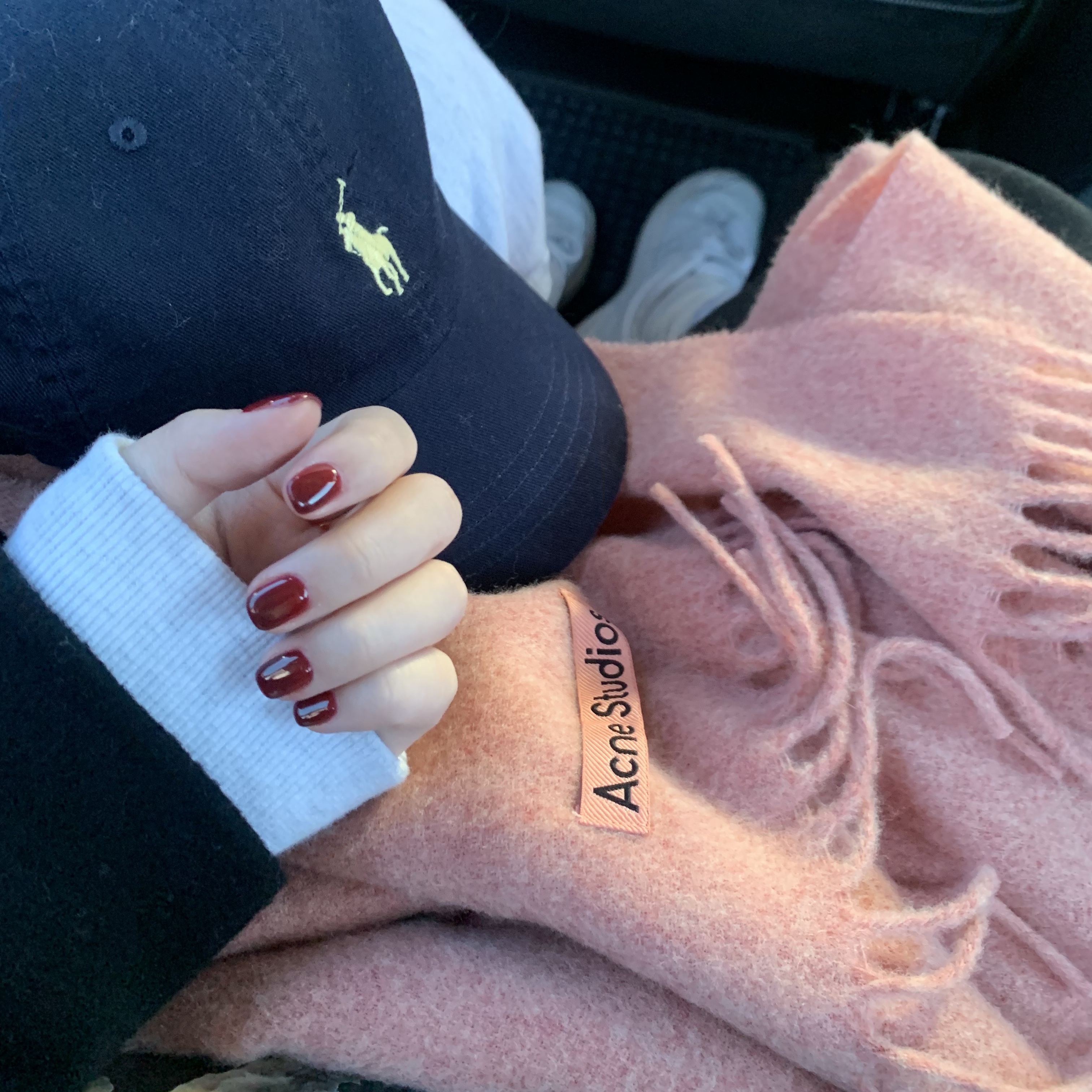 Acne Studios Narrow Wool Fringe Muffler Rose Melange 착용 스타일