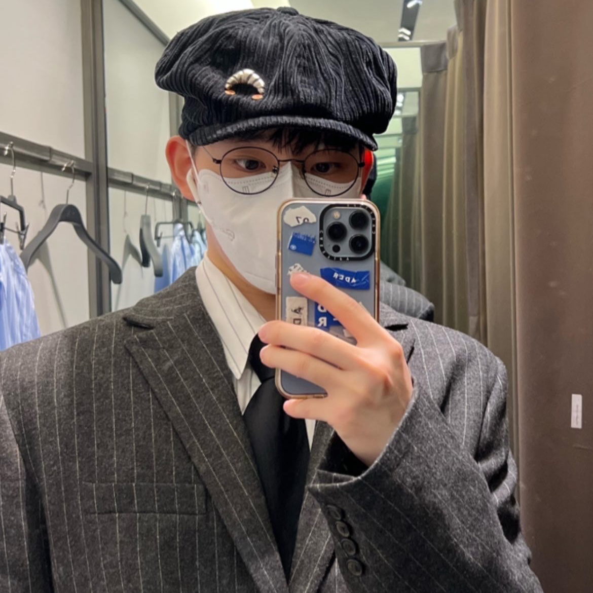 [KREAM 단독] STU Croissant Metal Brooch, Zara x Ader Error Striped Oversize Blazer Grey 착용 스타일 - 1
