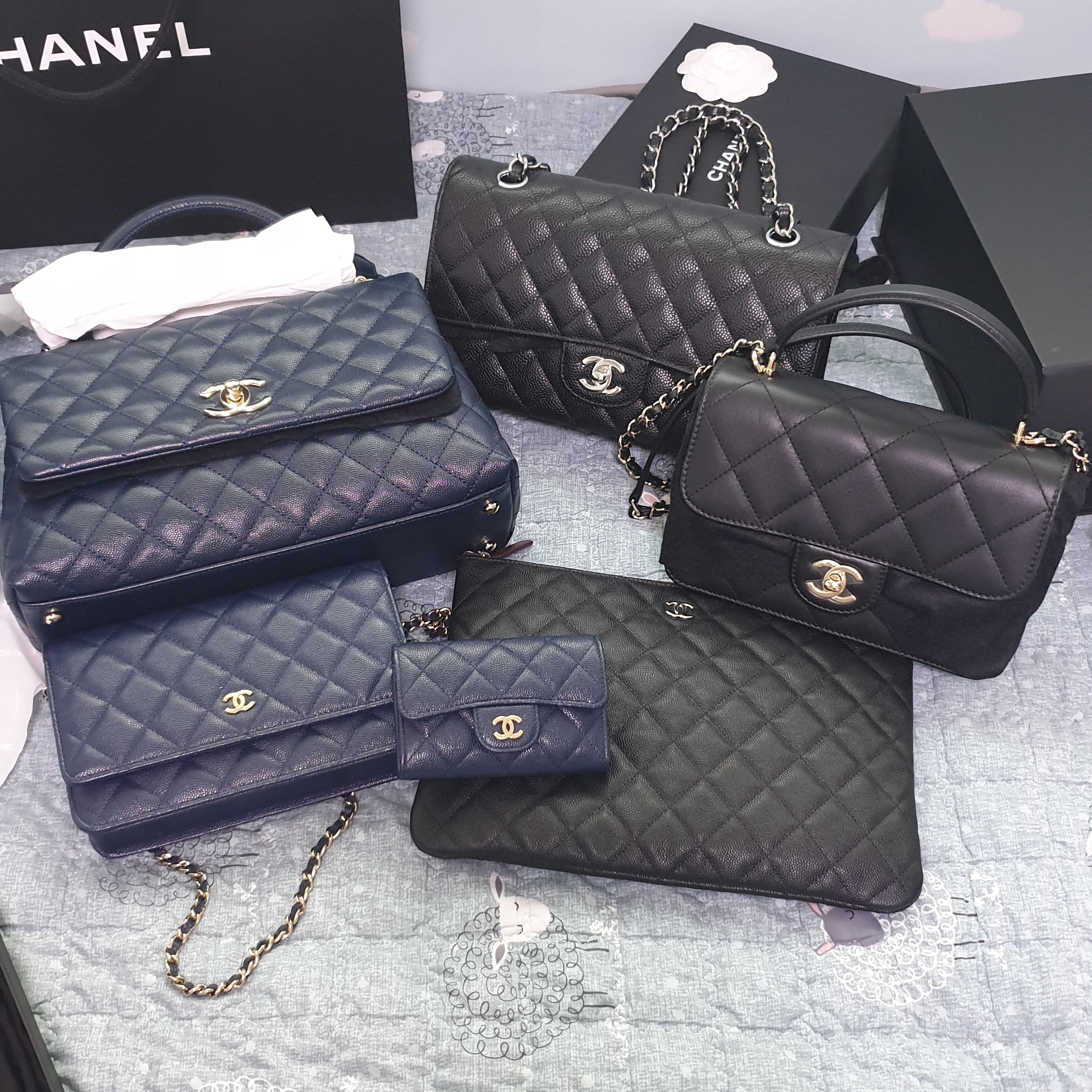 Chanel Medium Classic Handbag Grained Calfskin & Silver Black, Chanel Large Flap Bag with Top Handle Grained Calfskin & Gold Black 착용 스타일 - 1