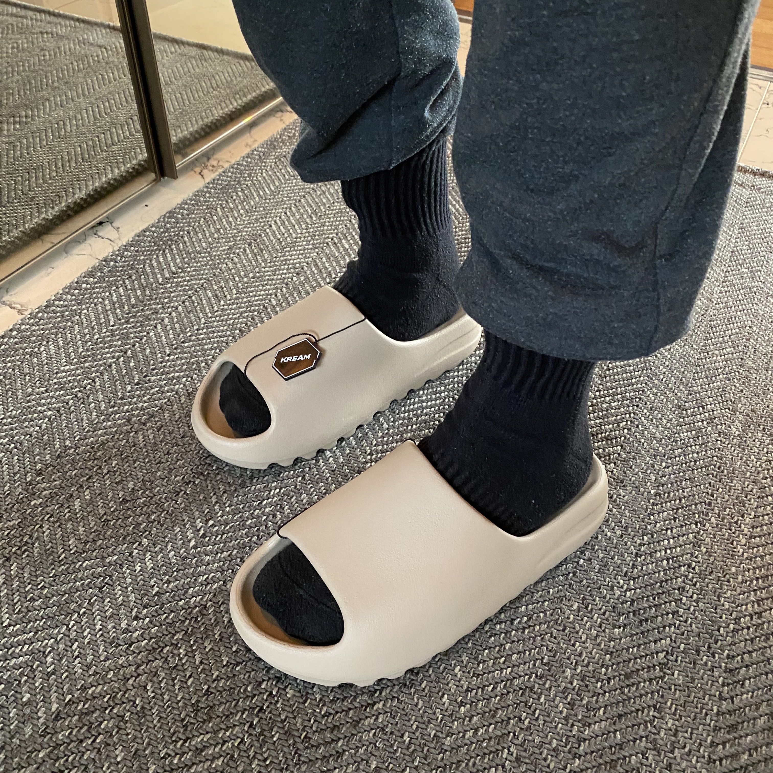 Adidas Yeezy Slide Pure - Re-Release Ver. 착용 스타일