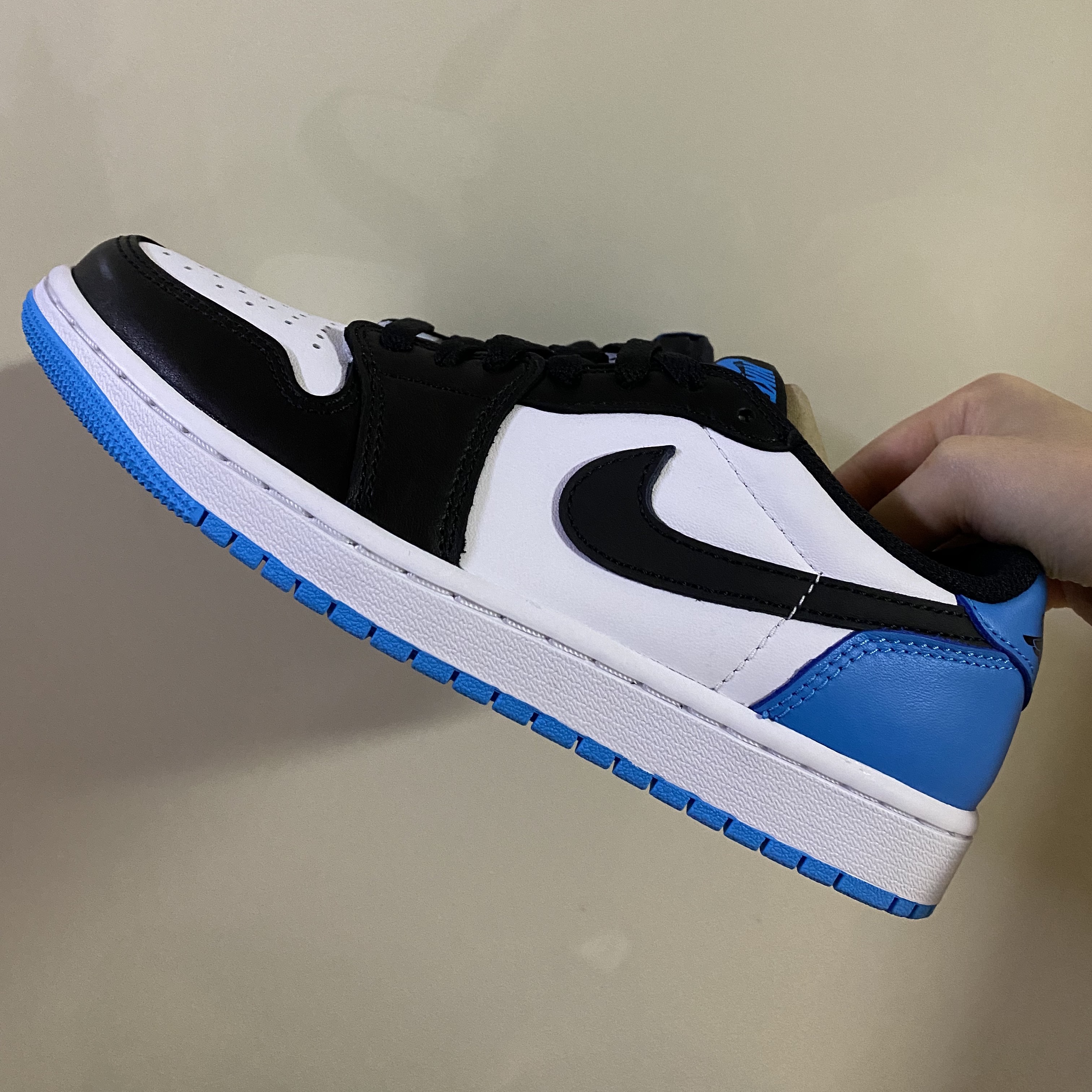 Jordan 1 Retro Low OG Black and Dark Powder Blue 착용 스타일