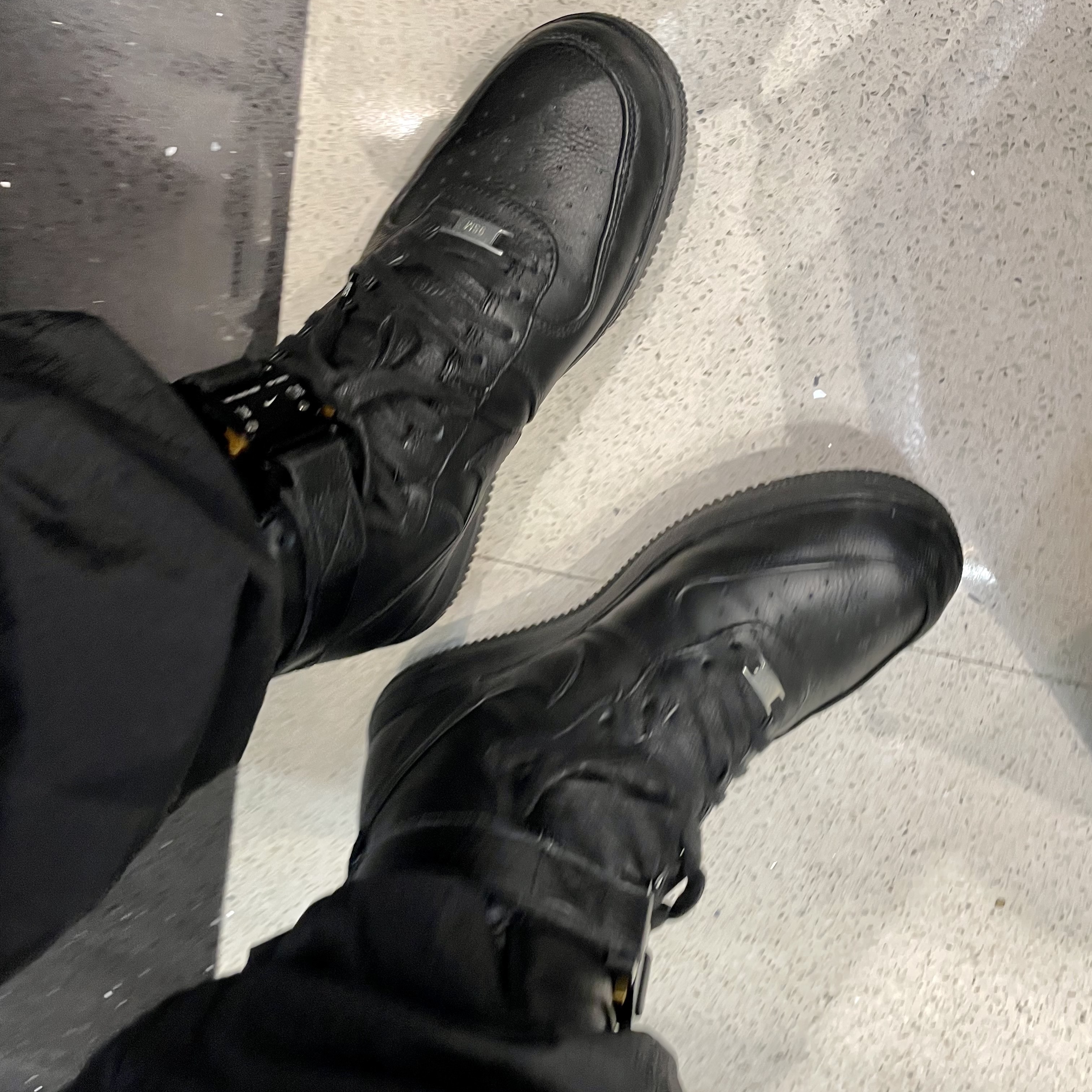Nike x 1017 Alyx 9SM Air Force 1 High Triple Black 2020 착용 스타일 - 3
