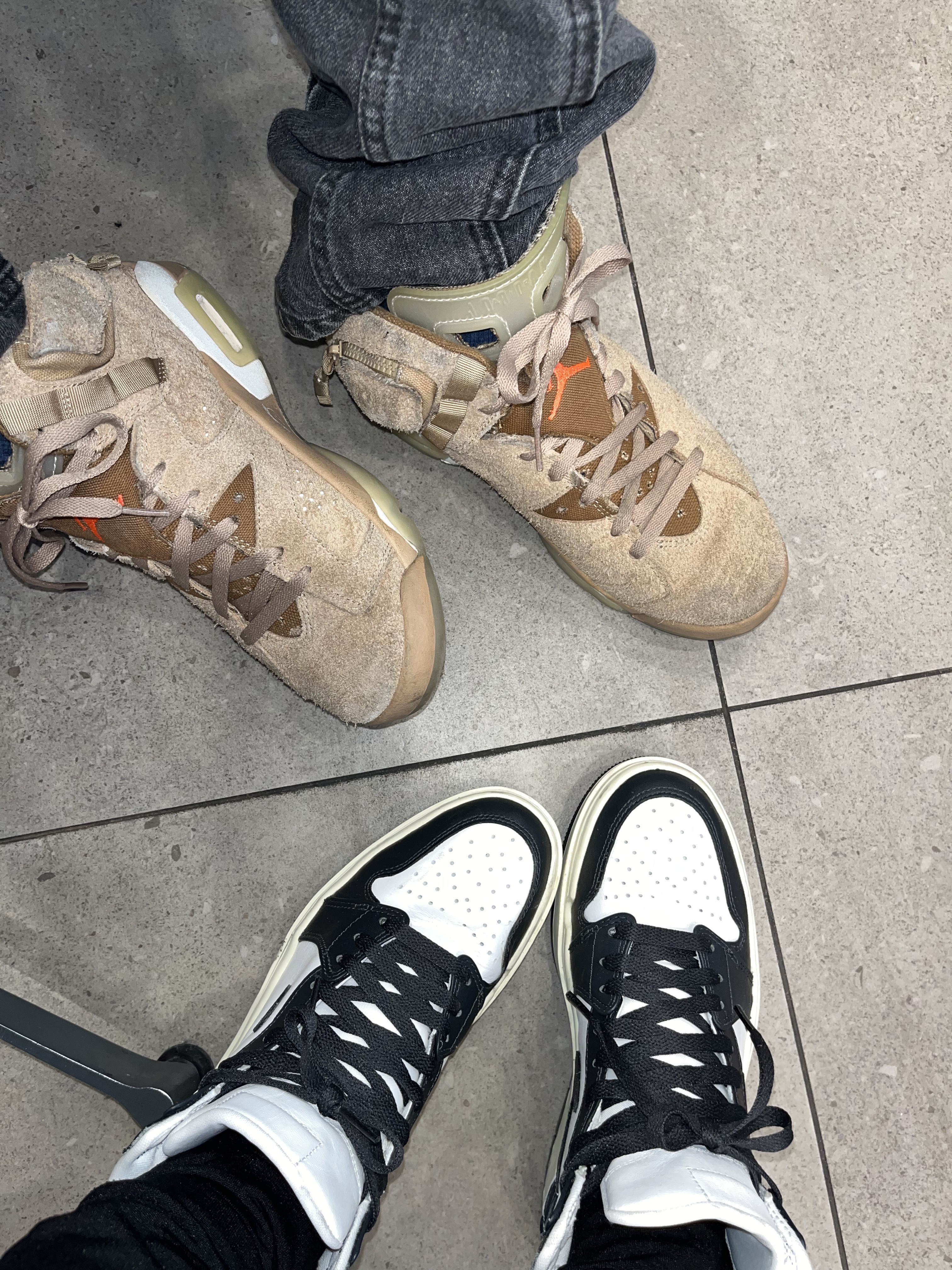 (W) Jordan 1 Elevate High Dark Ash, Jordan 6 x Travis Scott Retro SP British Khaki 착용 스타일 - 1
