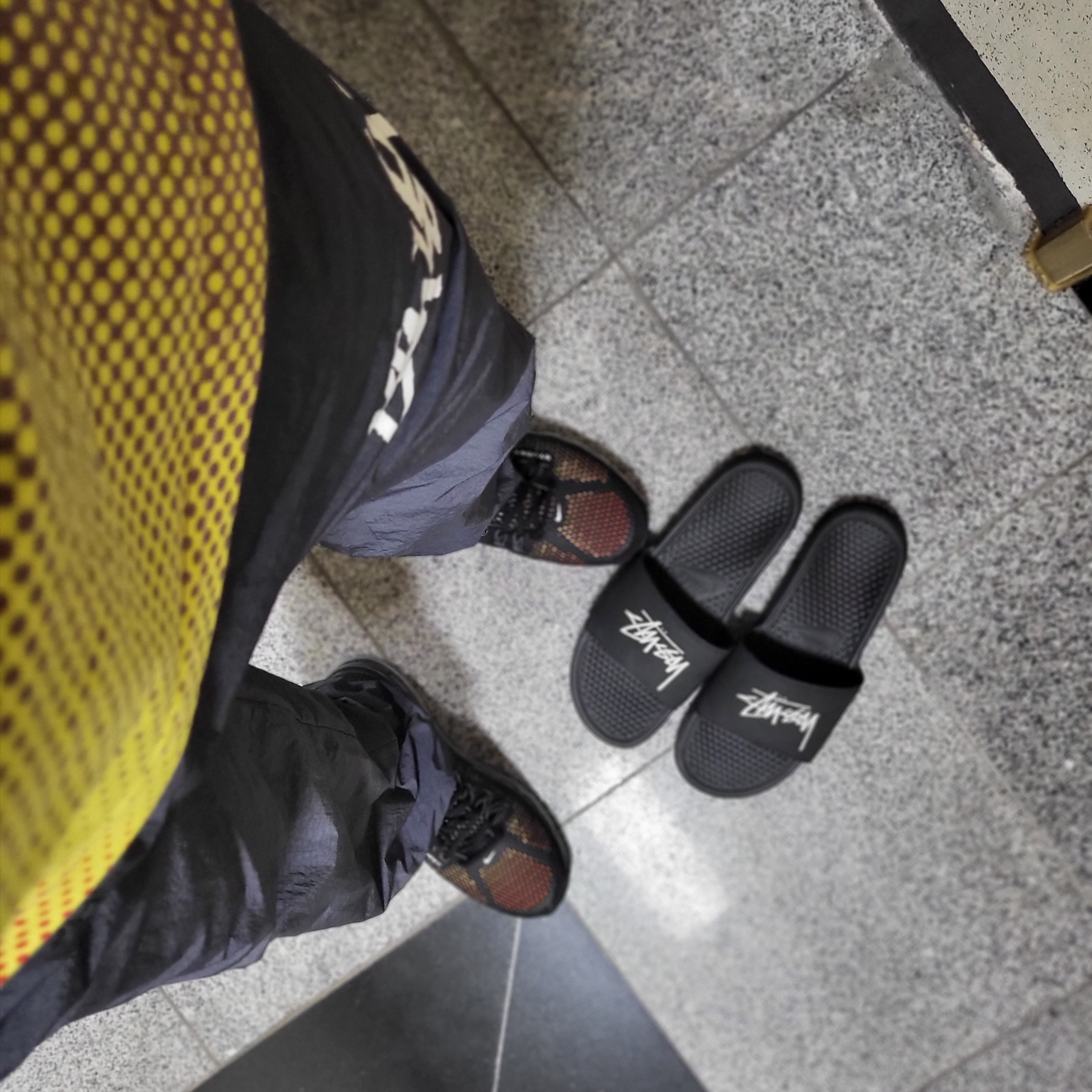 Nike x Stussy Benassi Slide Off Noir, Nike x Stussy Air Max 2013 Black 착용 스타일