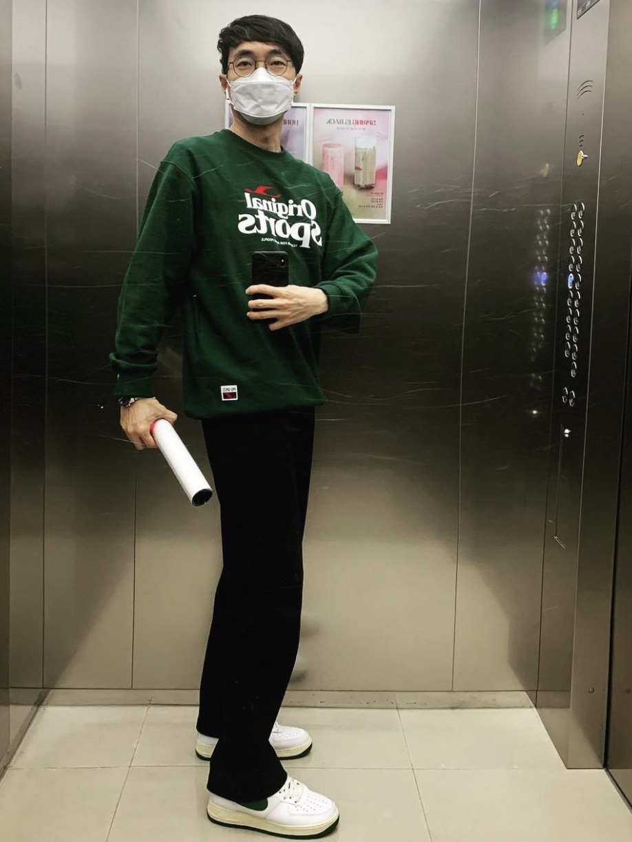 Nike Air Force 1 '07 LV8 Varsity White Pine Green 착용 스타일
