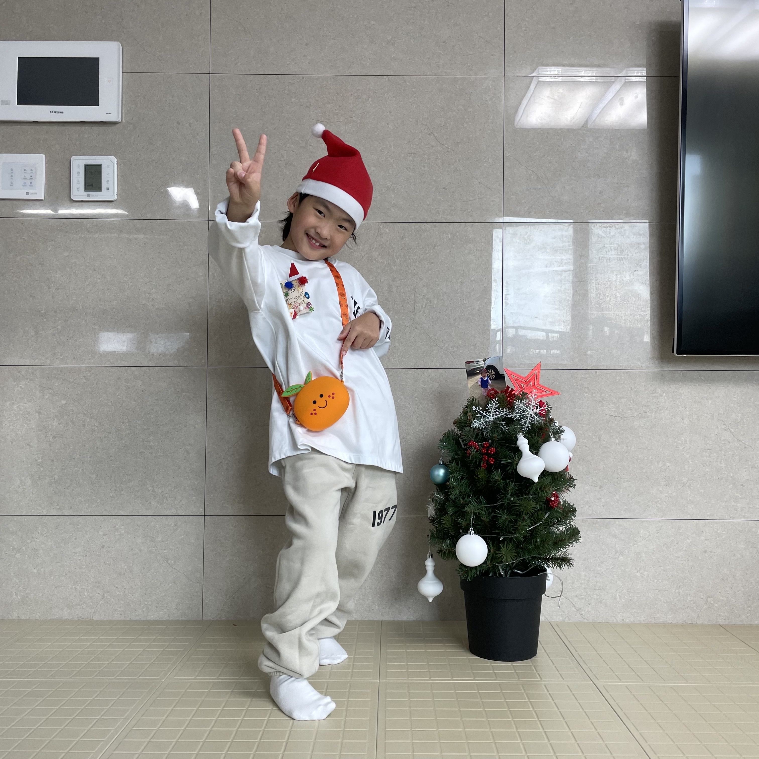 (Kids) Essentials 1977 Sweatpants Wheat - 22SS 착용 스타일